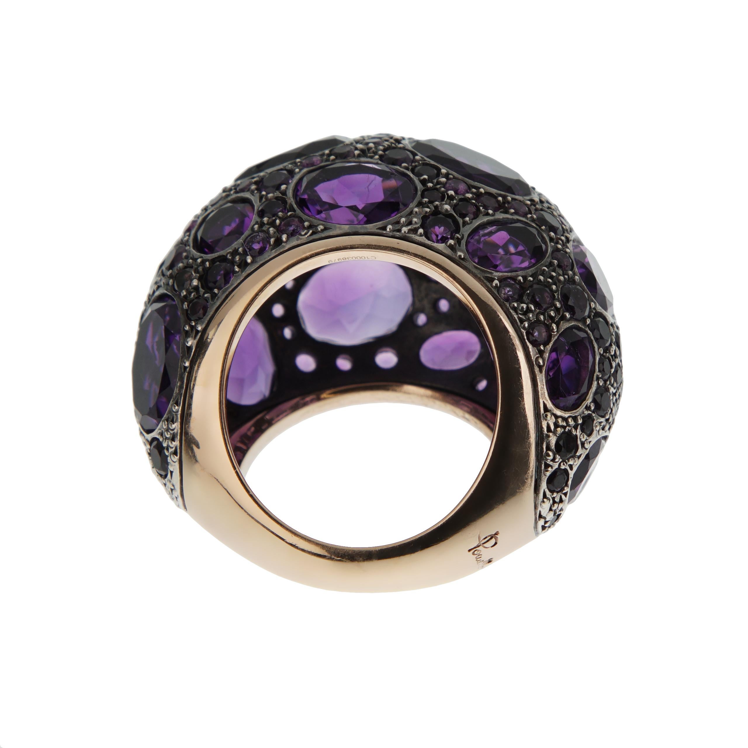 L'anello da cocktail Pomellato in oro rosa 18k e cupola di bombe di ametista è un gioiello audace che riflette la maestria del marchio e l'eleganza milanese. La sua voluminosa silhouette a cupola in caldo oro rosa è ornata da grappoli di ametiste