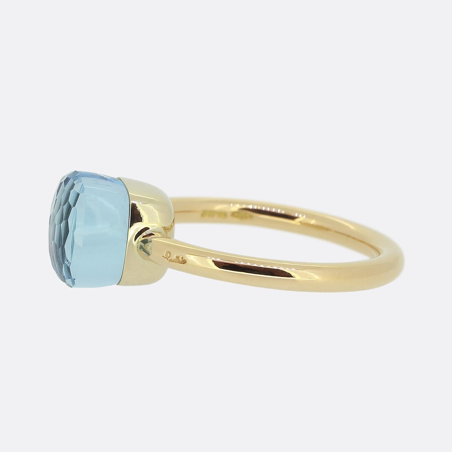 Hier haben wir einen Ring aus 18 Karat Roségold des italienischen Luxusschmuckdesigners Pomellato. Der Ring ist Teil der Nudo-Kollektion und zeigt einen einzelnen facettierten Topas, der allein und stolz in der Mitte des Gesichts sitzt. Der