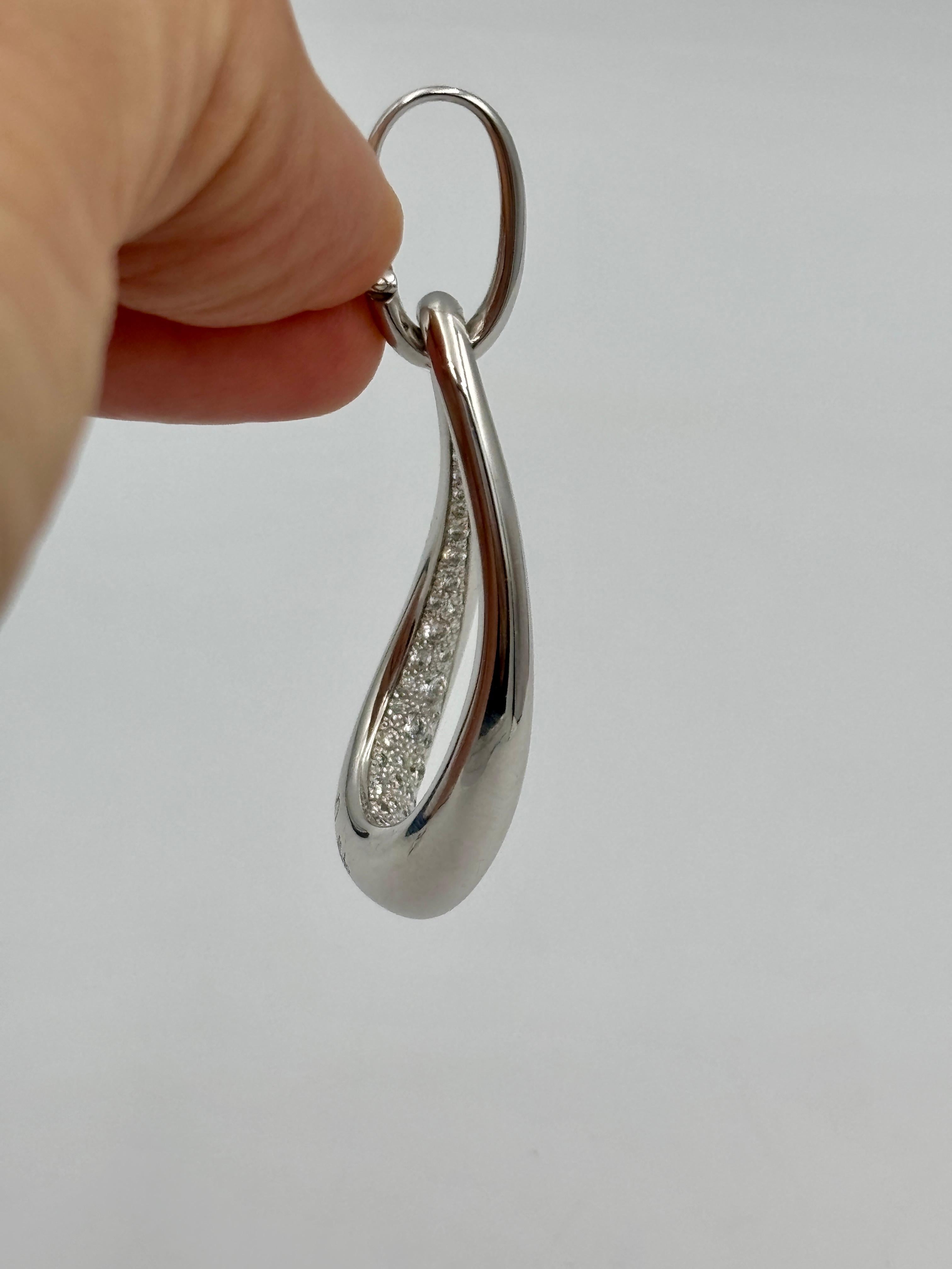 Orecchini asimmetrici a pendente in oro bianco e diamanti di Pomellato in vendita 4