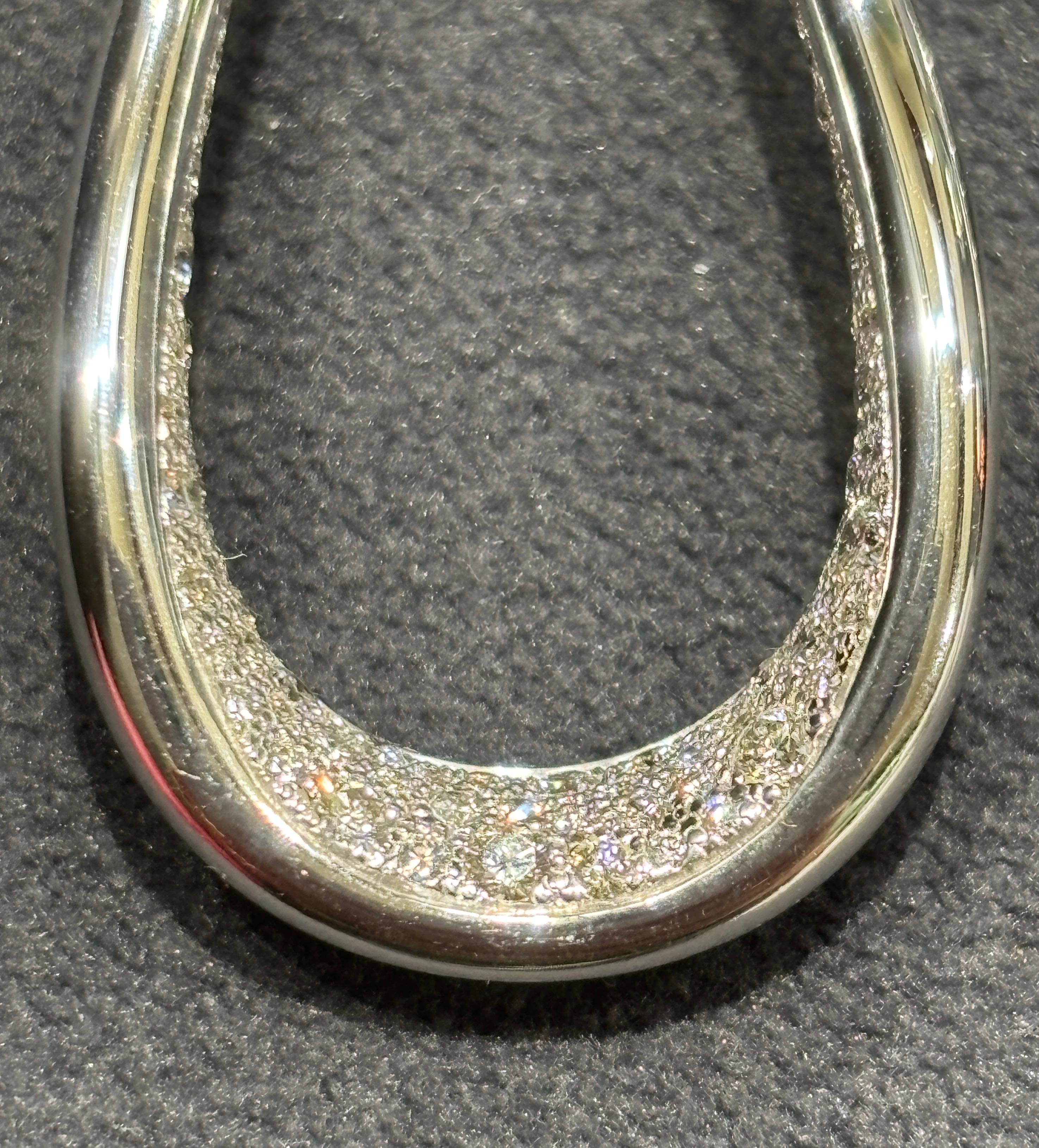 Contemporaneo Orecchini asimmetrici a pendente in oro bianco e diamanti di Pomellato in vendita