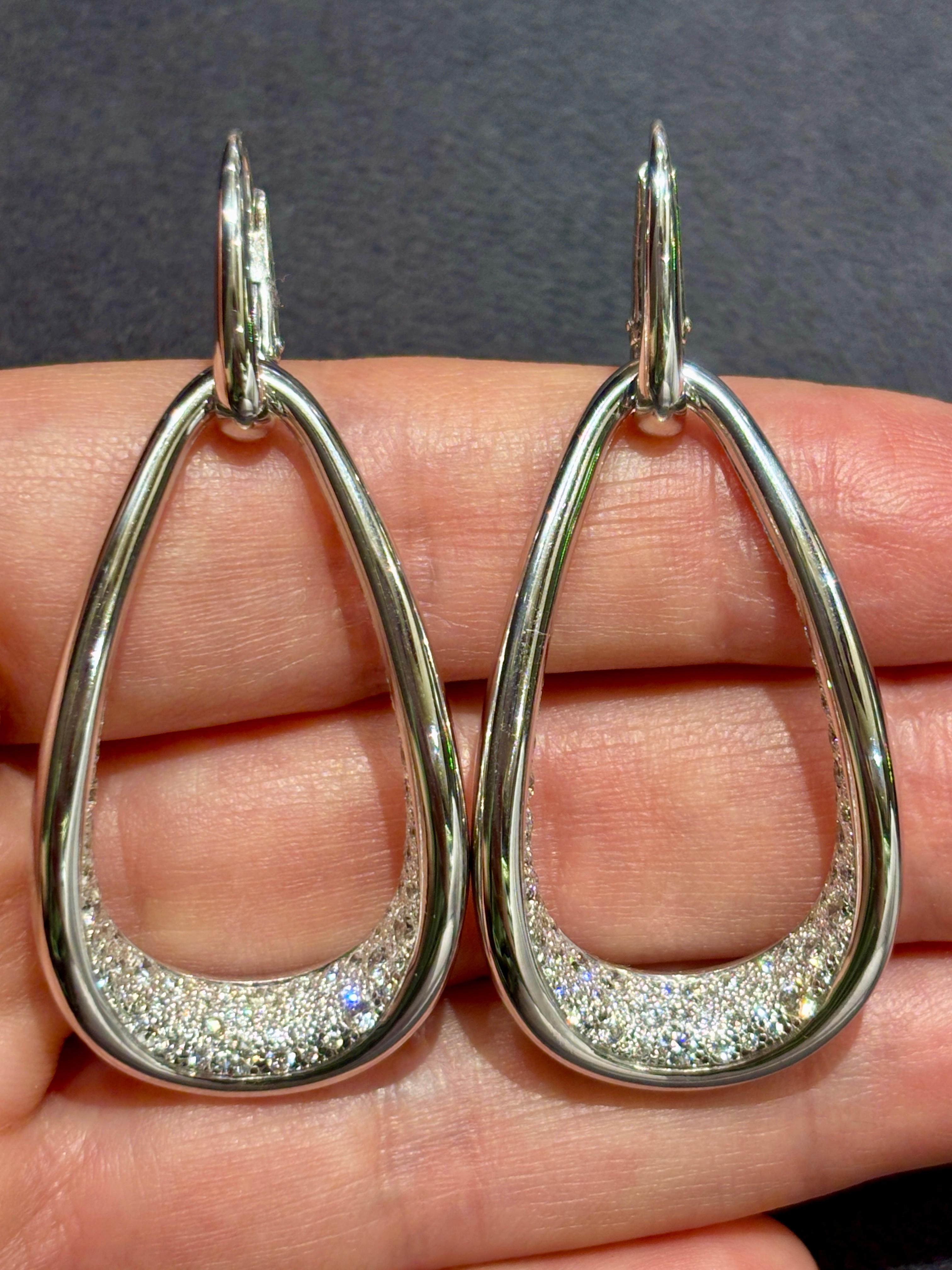 da uomo o donna Orecchini asimmetrici a pendente in oro bianco e diamanti di Pomellato in vendita