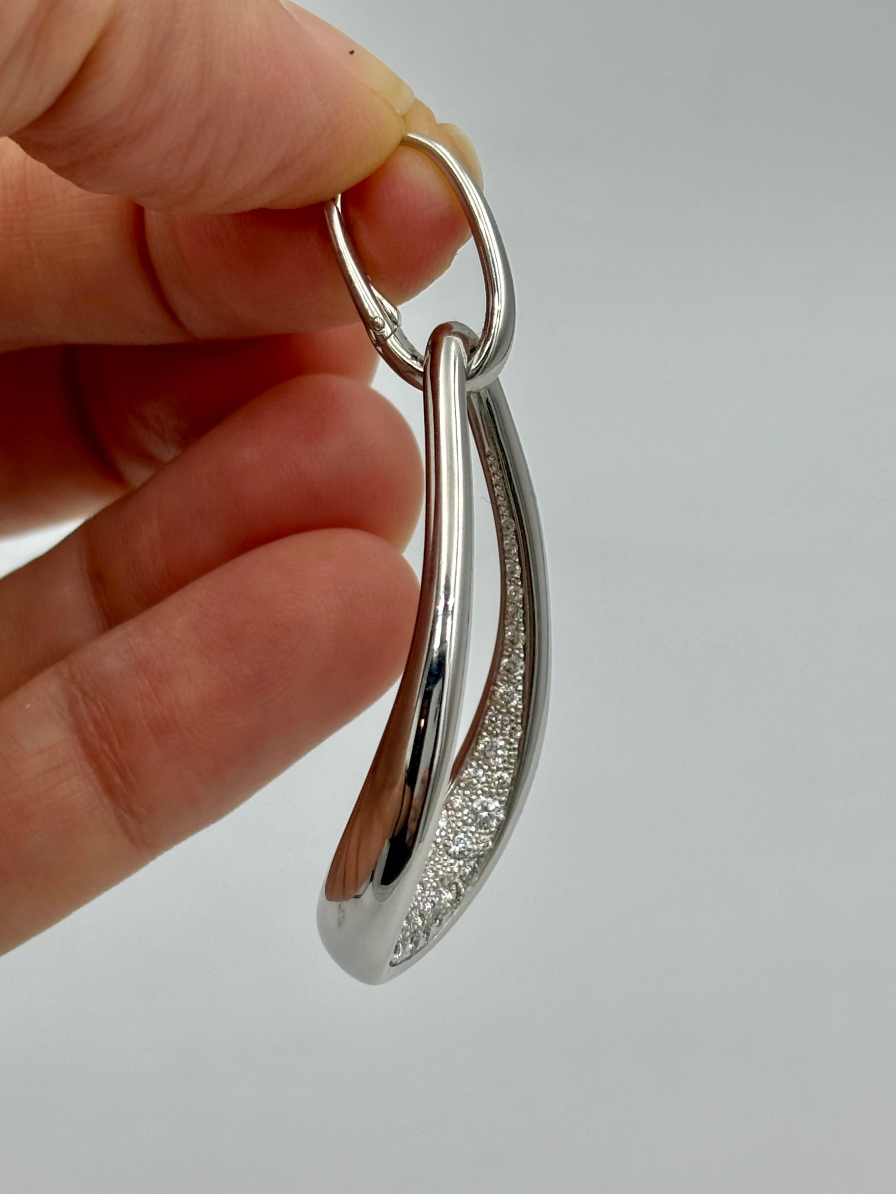 Orecchini asimmetrici a pendente in oro bianco e diamanti di Pomellato in vendita 3