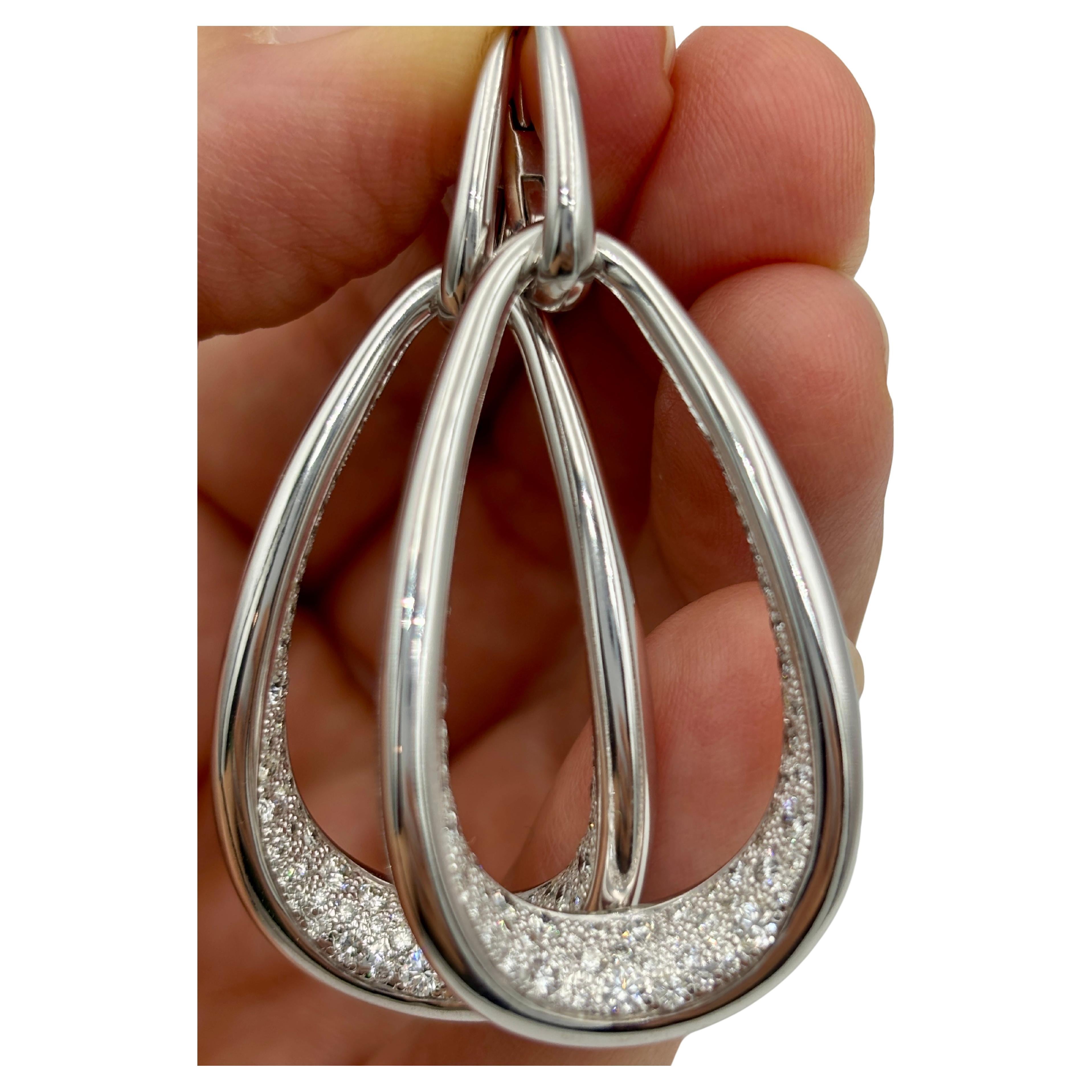 Orecchini asimmetrici a pendente in oro bianco e diamanti di Pomellato in vendita
