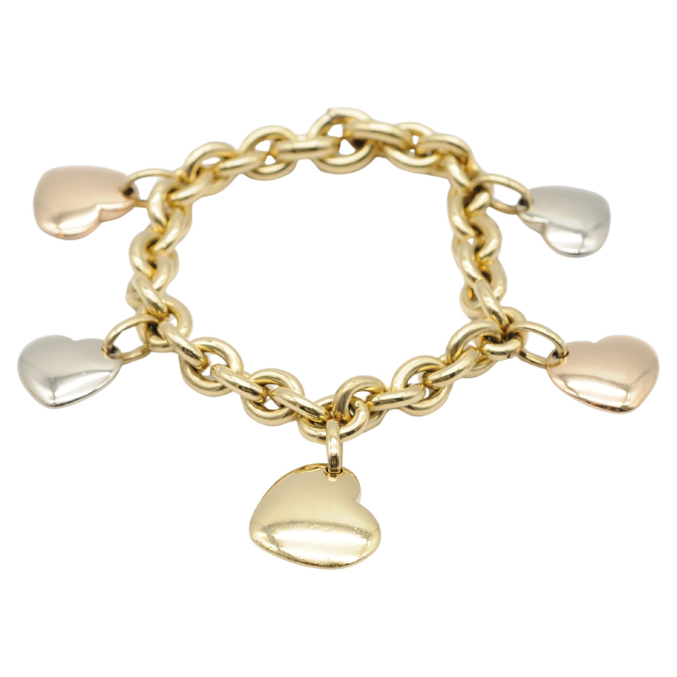 Questo magnifico bracciale Pomellato è un vero e proprio capolavoro di lusso e artigianato, progettato per affascinare con la sua eccezionale qualità ed eleganza senza tempo. Realizzato in oro giallo 18 carati massiccio, il bracciale ha un peso