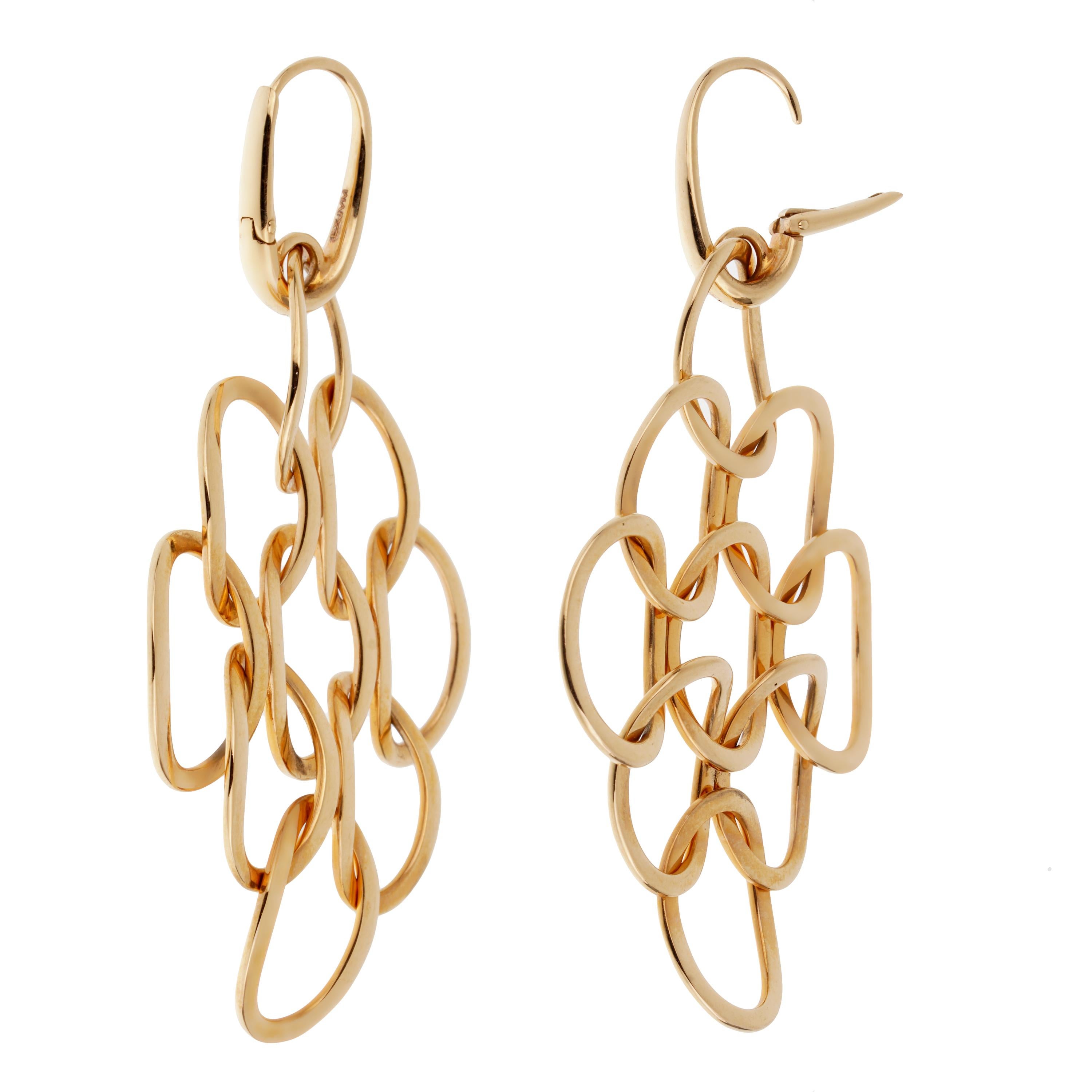 Gli orecchini a goccia Pomellato Brera in oro rosa 18 carati incarnano l'arte milanese con audace eleganza. Caratterizzati da maglie ovali a cascata in un arioso design traforato, creano un movimento fluido e riflessi luminosi. Ispirati al quartiere