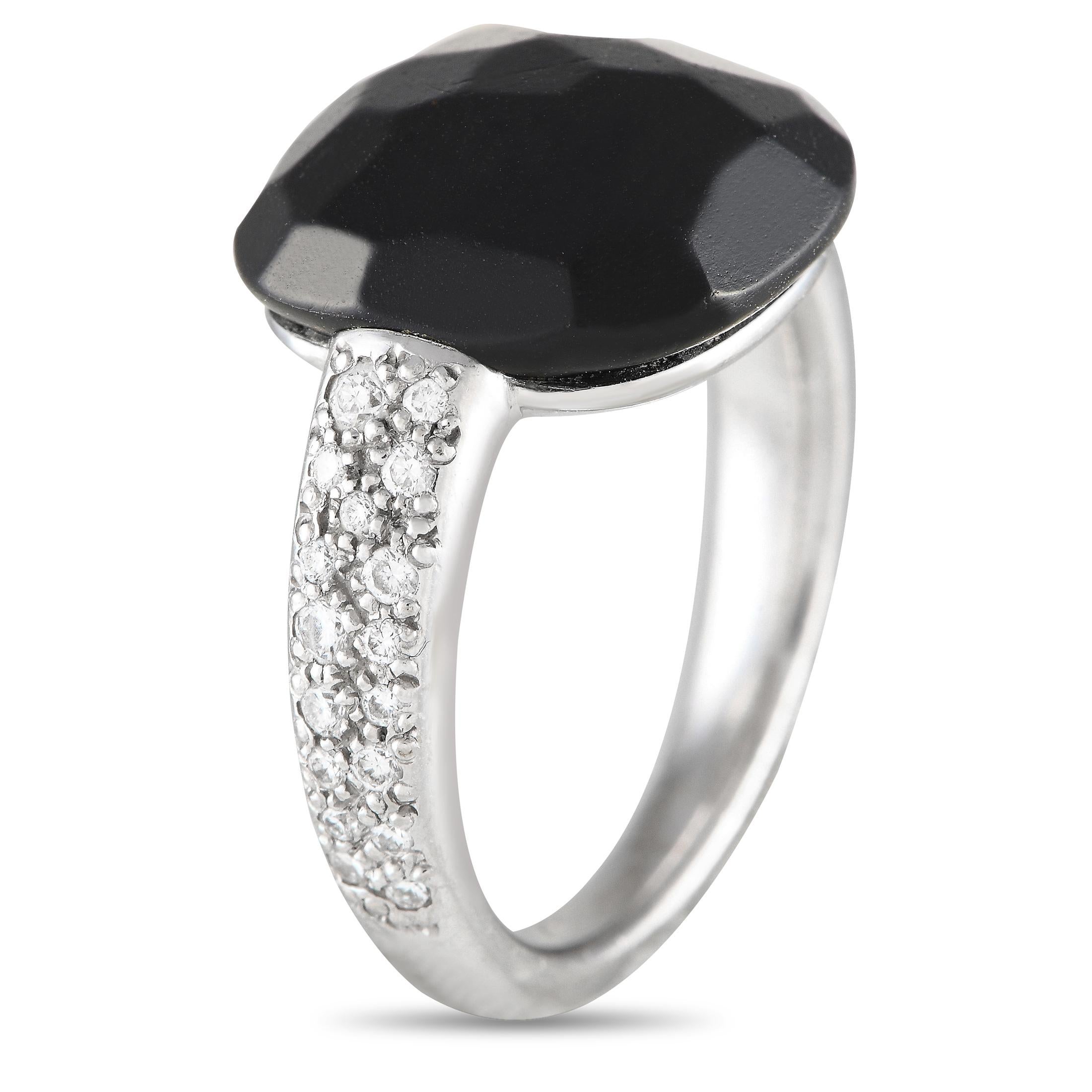 Ein Ring von außergewöhnlichem Reiz. Dieser Ring aus 18 Karat Weißgold von Maison Pomellato ist Teil der Capri-Kollektion, die die Farben und die zerklüftete Landschaft der Insel Capri in Italien ehrt. Dieses schöne Stück hat einen 2 mm langen