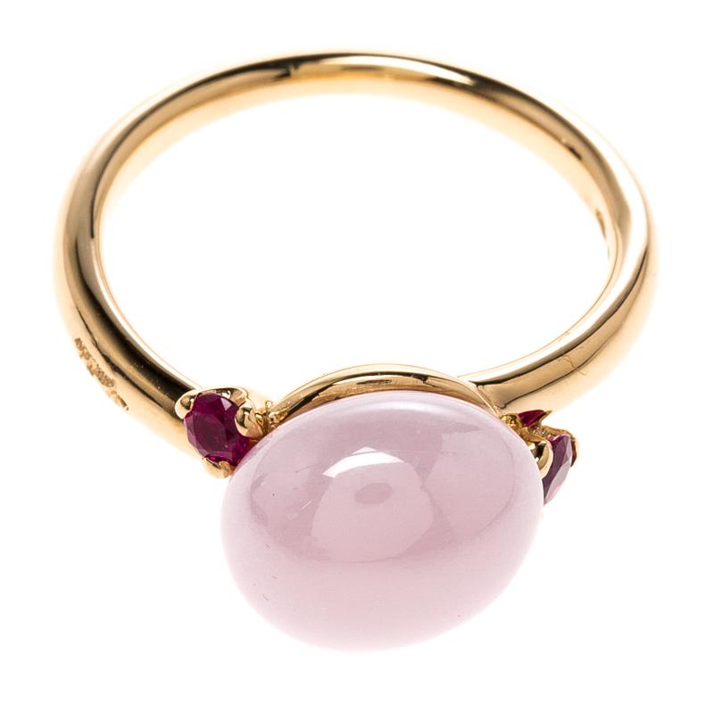 Breathtakingly beautiful is this Capri ring from Pomellato! Taking inspiration from the flora and beautiful landscape of the Mediterranean, this stunner enchants with its sophisticated design. It is crafted from 18k rose gold and exhibits a round