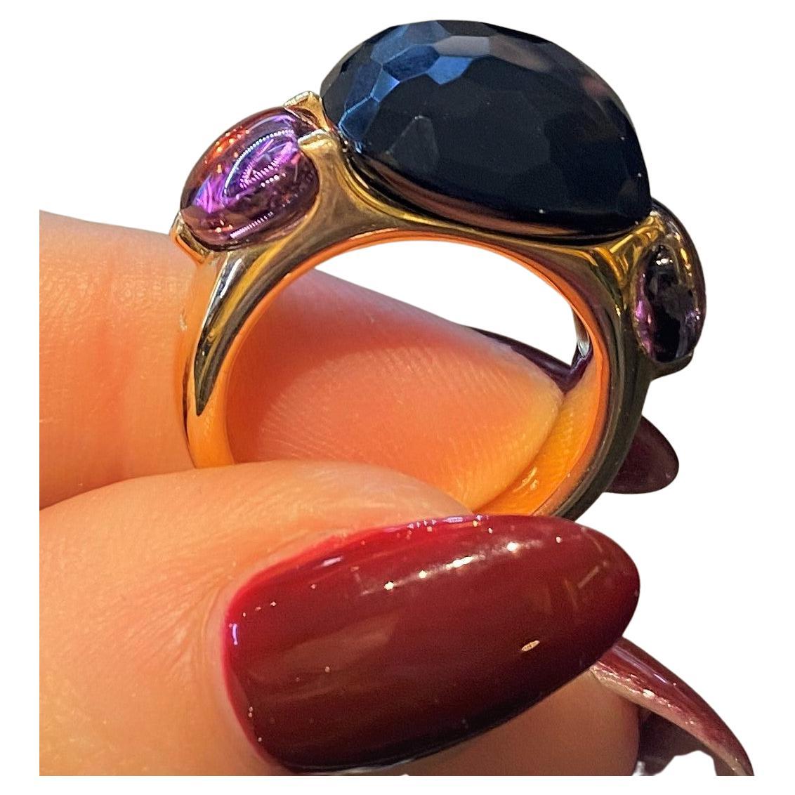Pomellato Capri Collection Ring in 18 Karat Rose Gold with a central faceted Turquoise stone sided by two cabochon Amethysts.
Size 54.
Original Price: €6,500
READY TO SHIP
*Shipment of this piece is not affected by COVID-19. Orders