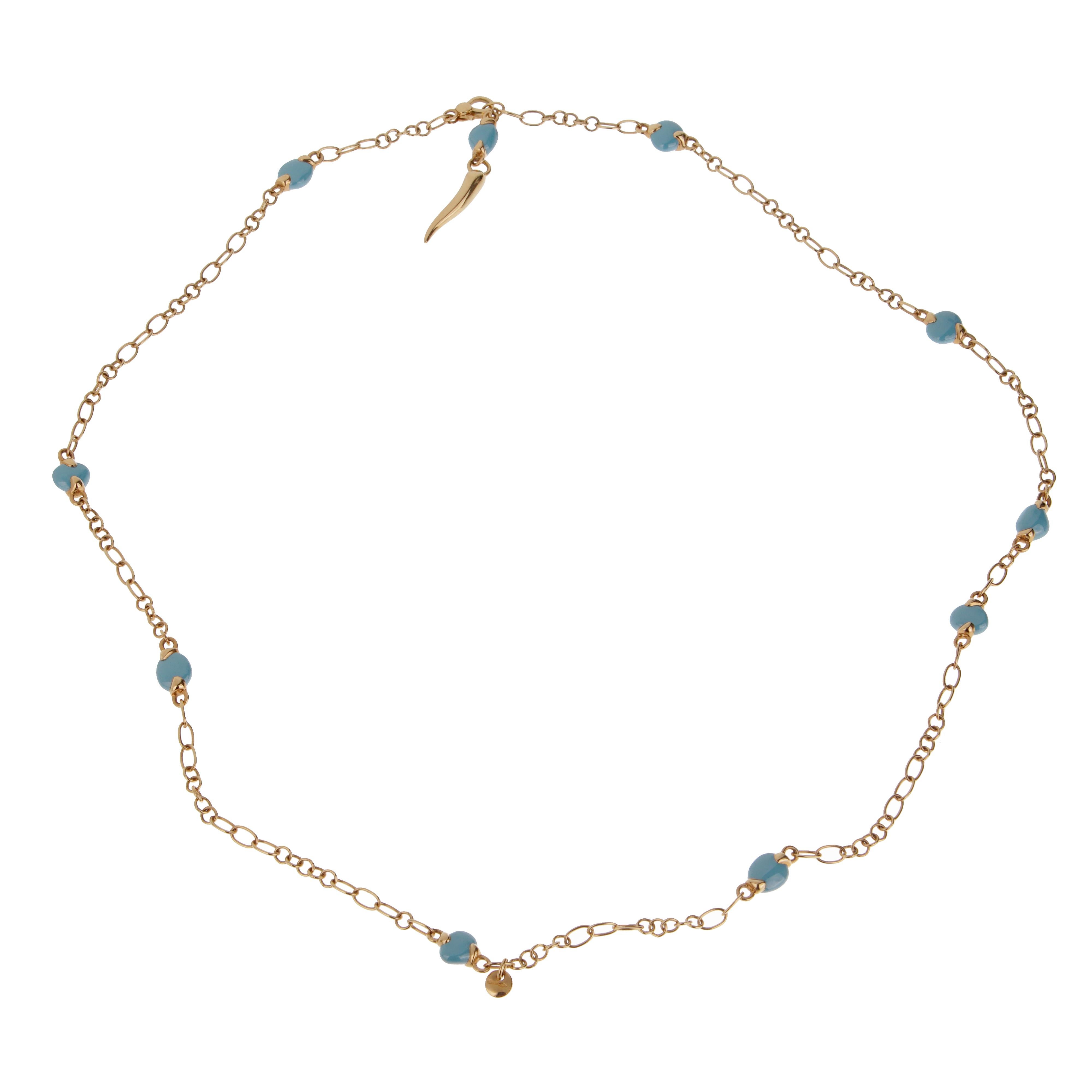 Eleganza spensierata per la collana Capri Turquoise di Pomellato in oro rosa 18 carati, che si ispira al fascino del Mediterraneo baciato dal sole. Caratterizzata da un'alternanza di dimensioni delle maglie, la catena fluida è ornata da perline