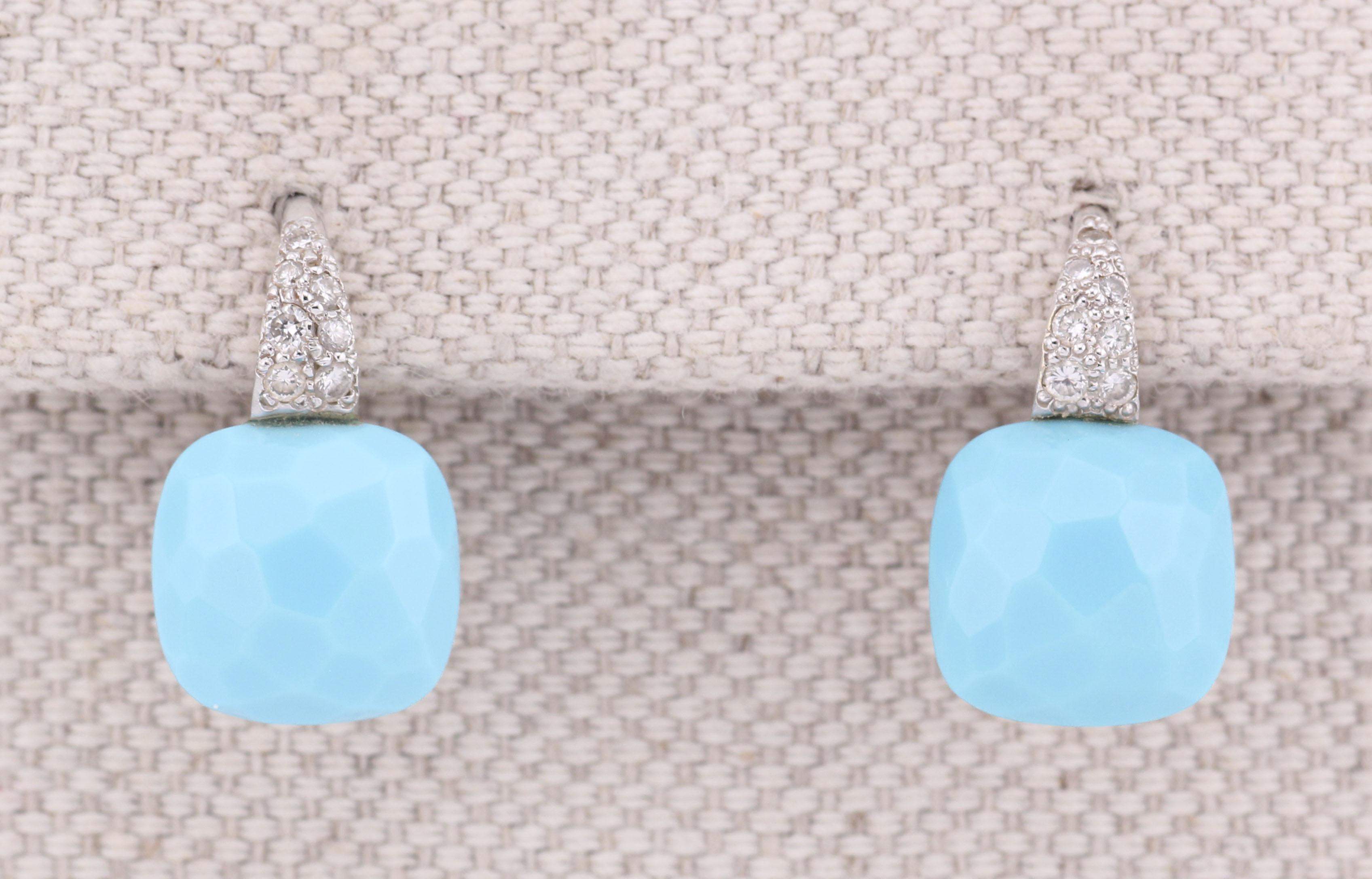 Scopri la squisita maestria di Pomellato con questi accattivanti orecchini. Progettati con precisione, incarnano eleganza e stile.

Ogni orecchino presenta un'impressionante pietra di turchese blu, splendidamente sfaccettata per catturare la luce.