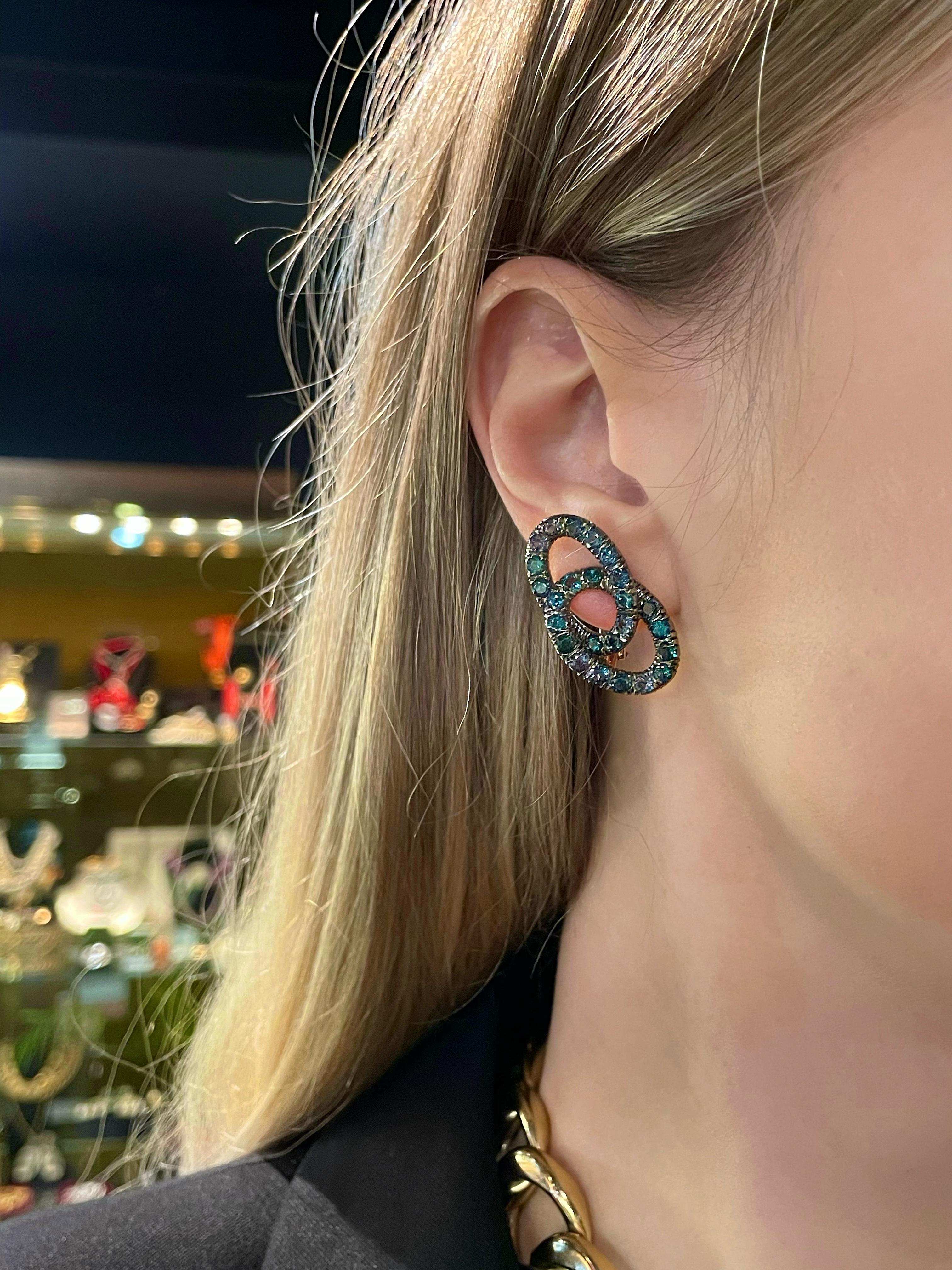 This is a stunning pair of Pomellato “Catene” collection French back earrings. The piece is crafted in 18K gold. It is set with a fabulous green blue colour garnets.  

Signed: “Pomellato”

Weight: 15.96g
Size: 3x1.5cm

———

If you have any