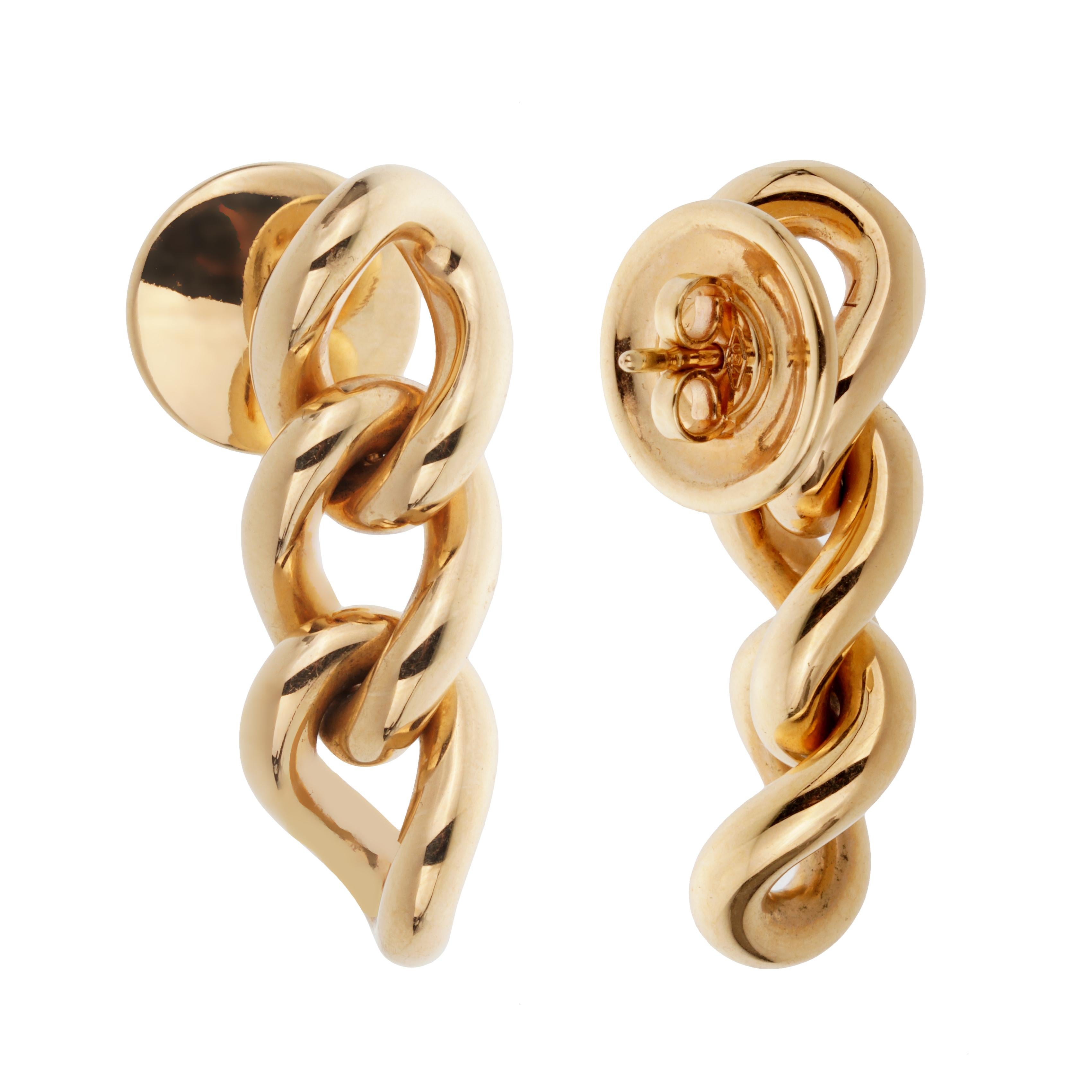 Gli orecchini a goccia Catene in oro rosa 18k di Pomellato reinterpretano il design della catena milanese con un'eleganza scultorea. Realizzato in oro rosa luminoso, ogni orecchino presenta tre maglie lucide che si assottigliano graziosamente in una