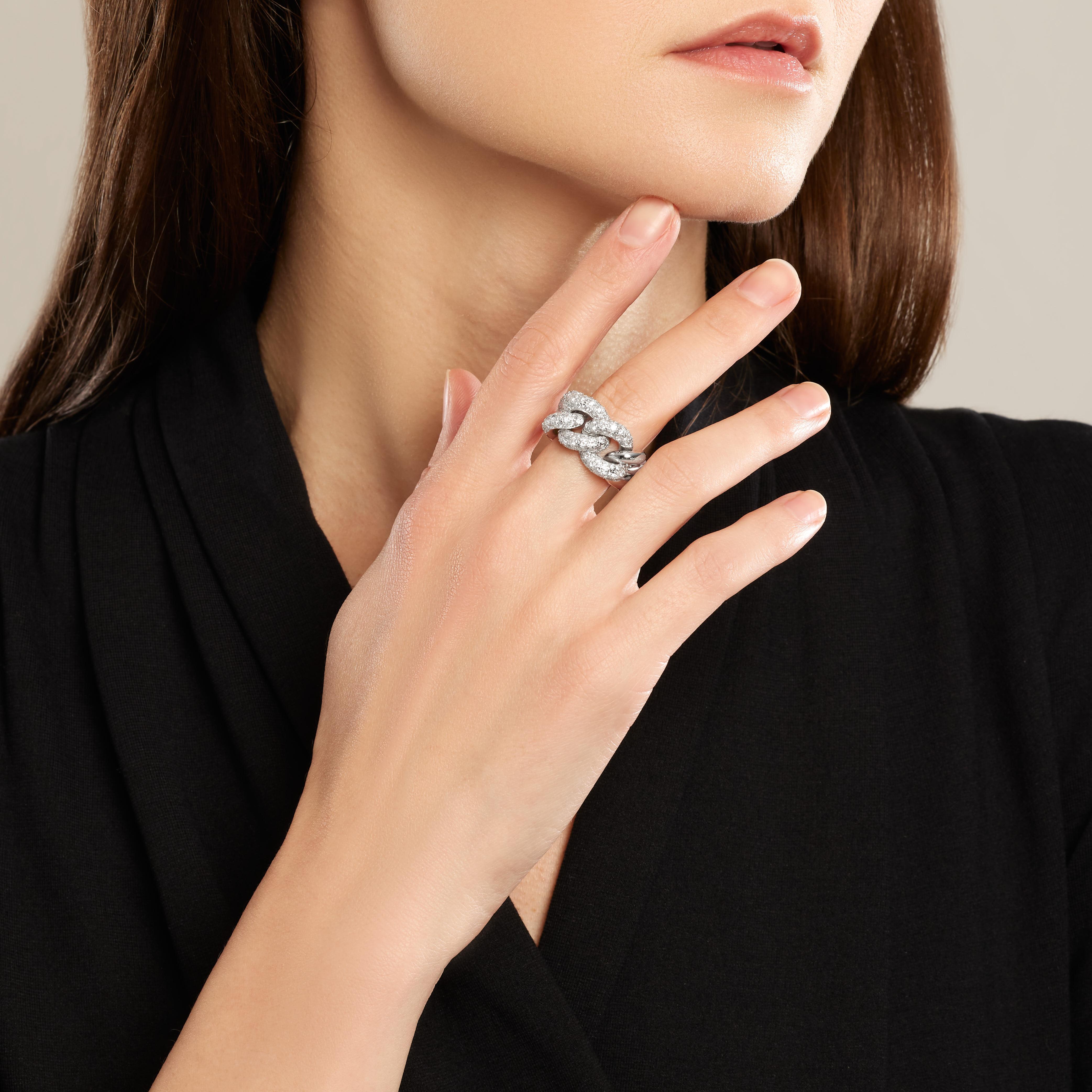 Anello flessibile POMELLATO Catene a maglie larghe in oro bianco 18 carati e diamanti.
Prezzo originale: €17.000.
Condizioni: ottime condizioni.
Dimensione: 52.
Larghezza: 1,3 cm.
Peso del diamante: 2 carati.
Peso totale: 18,58 g.
Firmato