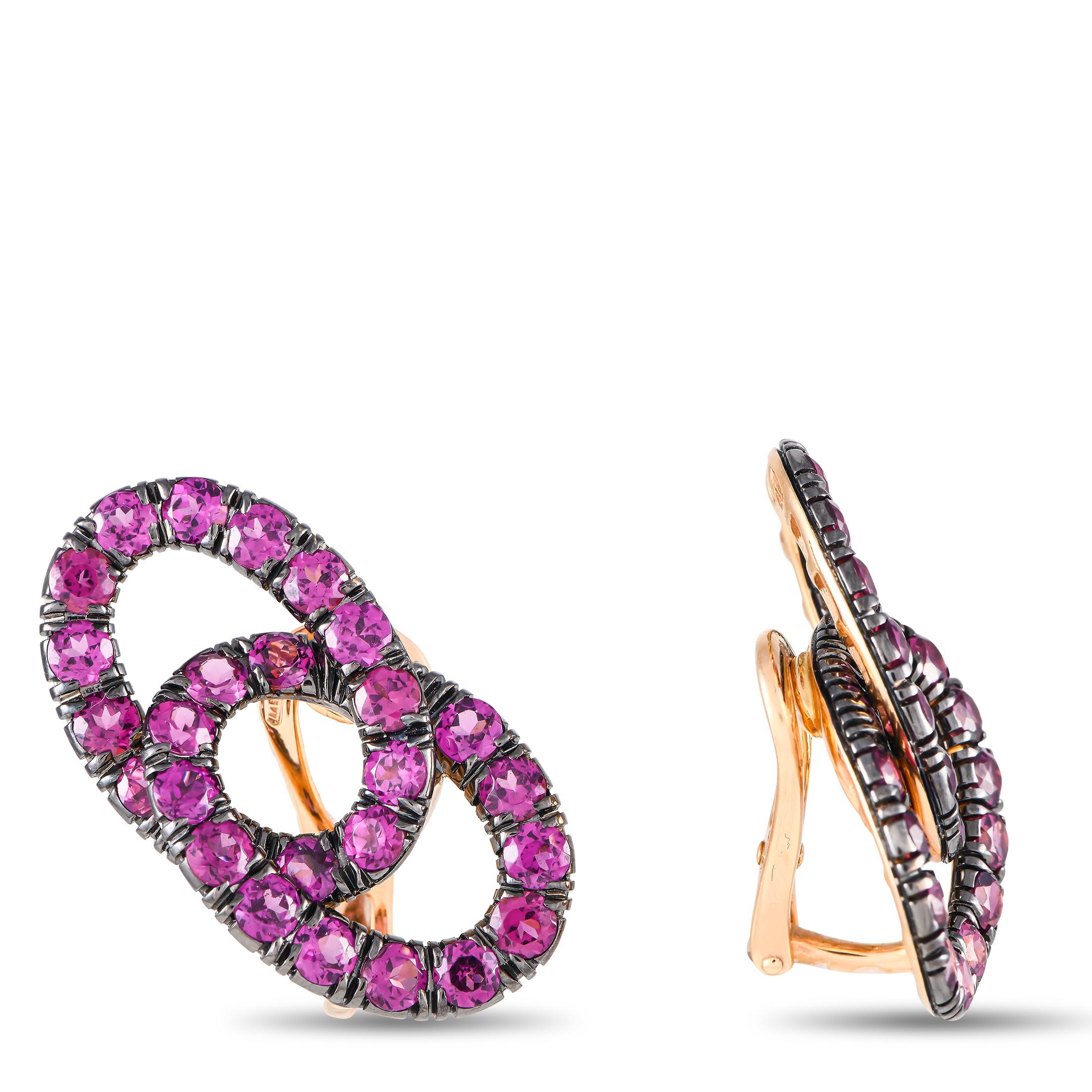 These pretty and classy Pomellato ear clips allow you to add a refreshing pop of color to your neutral outfits. These yellow gold earrings feature two flat interlocking ovals detailed with pink sapphires on a black rhodium-plated setting. Turn to