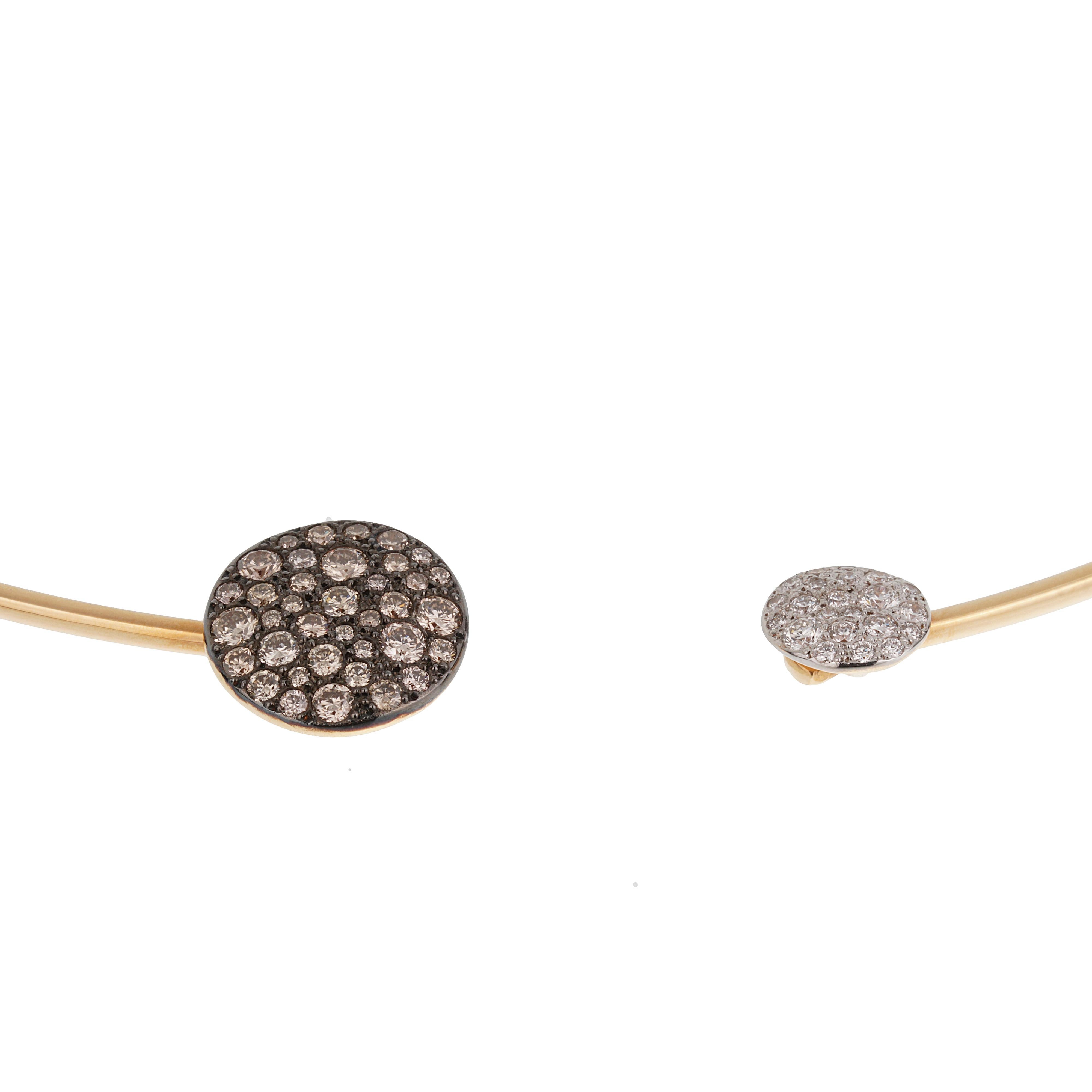 Espressione audace di texture, brillantezza e artigianato italiano, la collana girocollo Pomellato in oro rosa 18 carati riflette una moderna interpretazione della femminilità raffinata. Questo gioiello fa parte dell'iconica collezione Sabbia, che