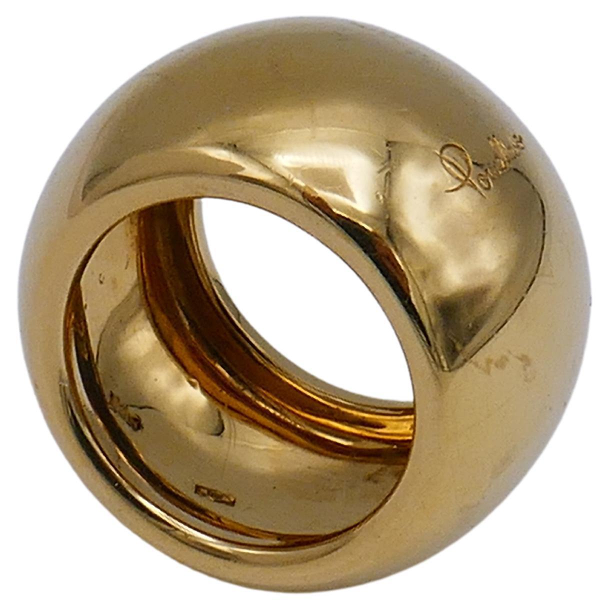 A glossy Pomellato cigar band ring, made of 18k gold. The ring size is 6.5.
The band is thick and have a nice weight but not too heavy.
It's an excellent ring to wear solo as well as a part of a ring party.
The pure, minimalistic design makes this