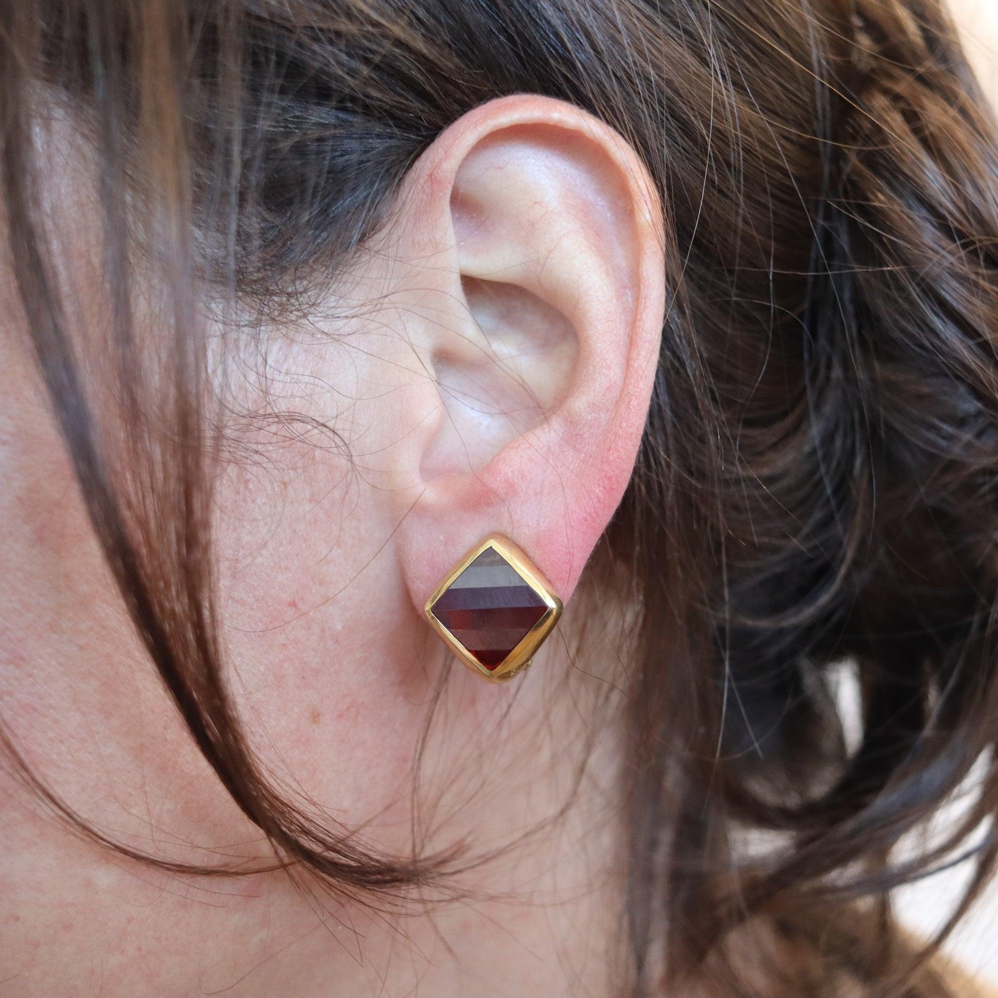 Bague de cocktail géométrique conçue par Pomellato.

Il s'agit d'une magnifique paire de boucles d'oreilles à clips créée à Milan en Italie par la maison de joaillerie Pomellato. Ces boucles d'oreilles vintage ont été réalisées en or jaune massif de