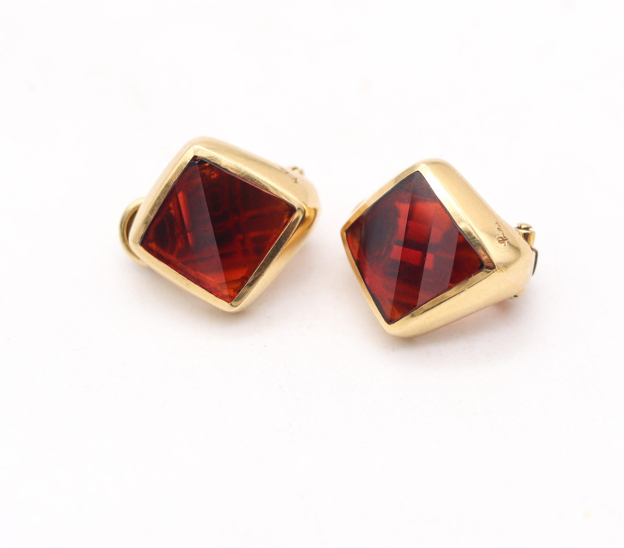 Moderniste POMELLATO Clips d'oreilles en or jaune 18 carats avec grenats rouges facettés en vente