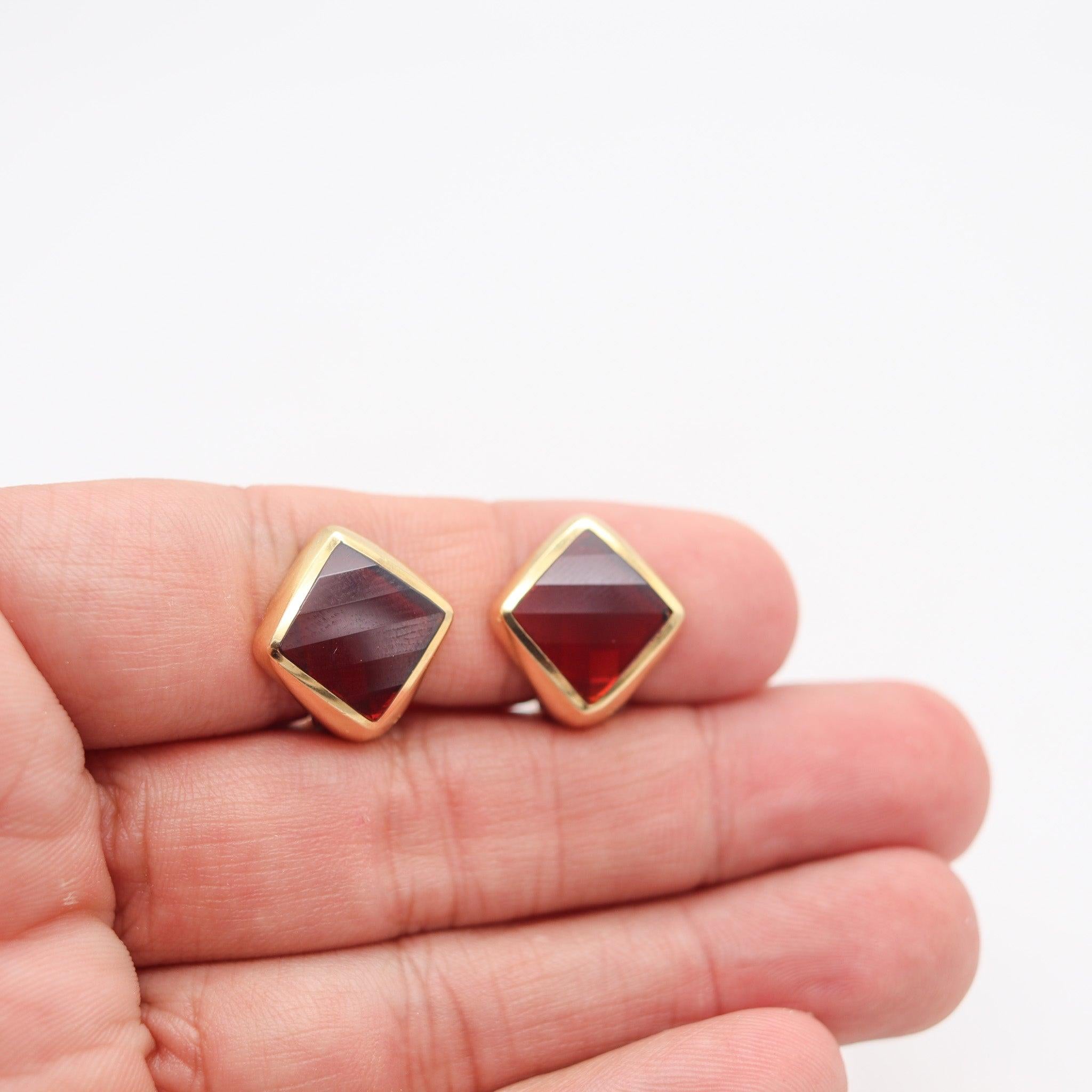 POMELLATO Clips d'oreilles en or jaune 18 carats avec grenats rouges facettés en vente 2