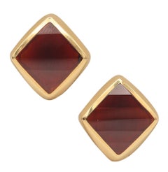 POMELLATO Clips-Ohrringe aus 18 Karat Gelbgold mit facettierten roten Granaten