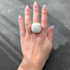 Pomellato Anillo de Cóctel Contemporáneo de Oro Amarillo de 18 quilates Facetado de Calcedonia Blanca