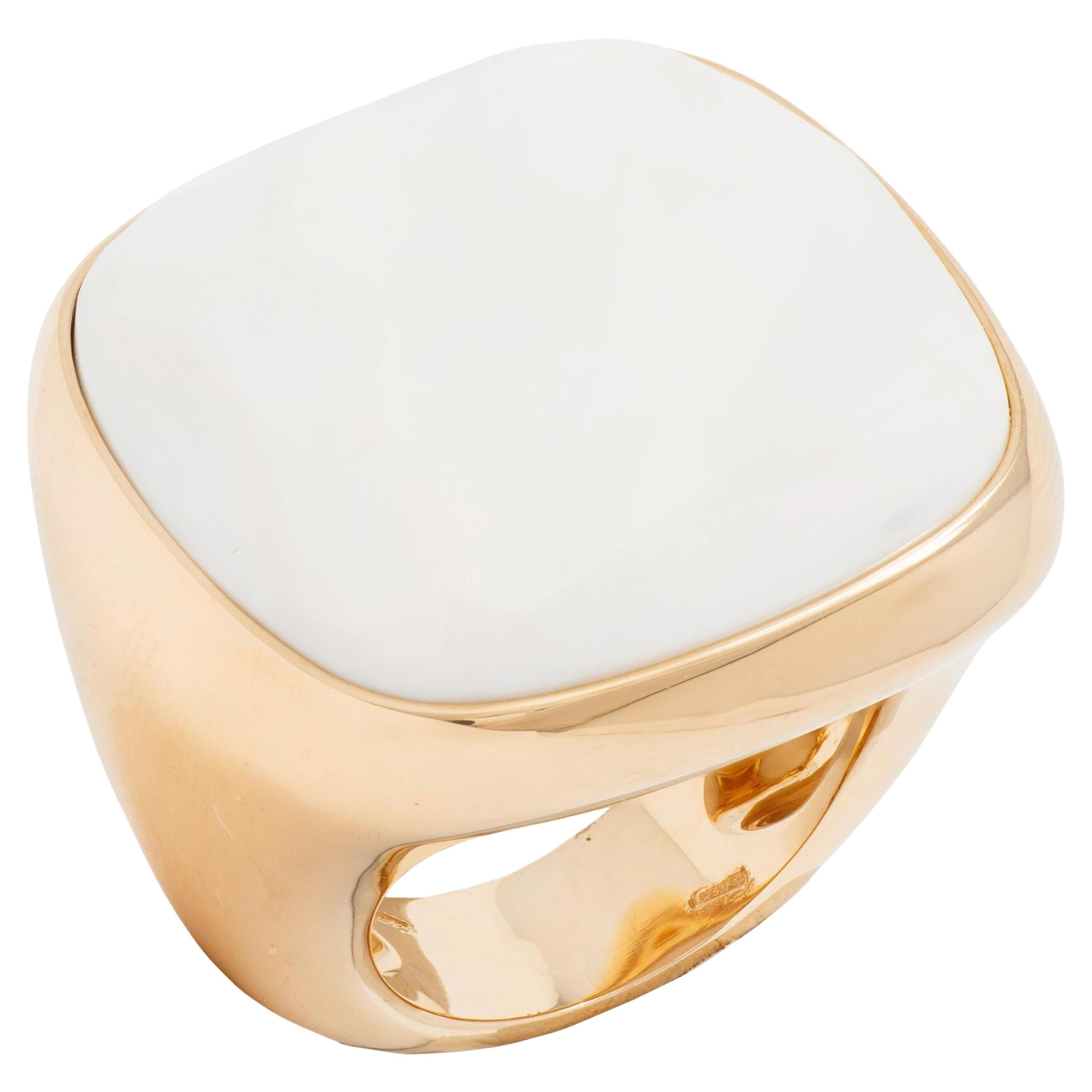 Pomellato Zeitgenössischer Weißer Chalzedon 18K Gelbgold Facettierter Cocktail Ring im Angebot