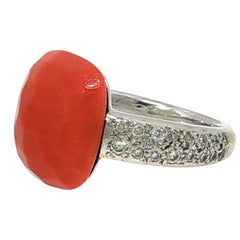 Anello Pomellato Coral Capri con diamanti sui lati, in oro bianco 18 carati