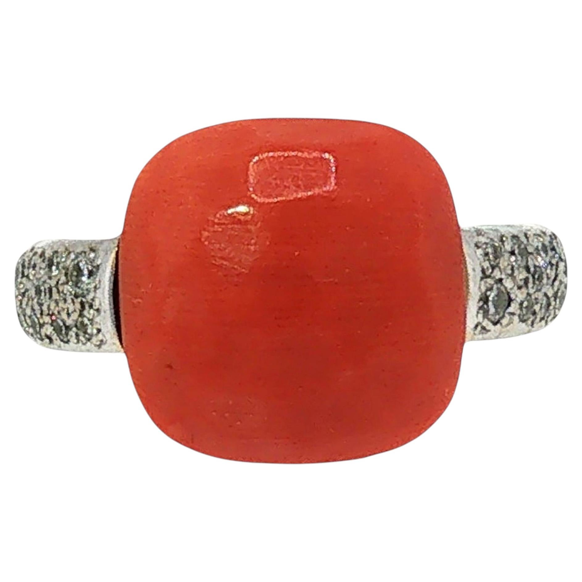 Pomellato Coral Capri Ring mit Diamanten an den Seiten, 18 Karat Weißgold im Angebot