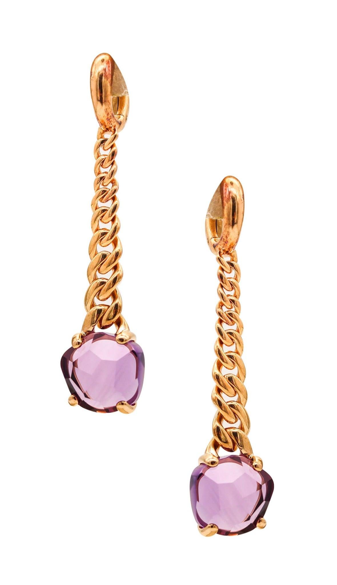 Orecchini a goccia Lola disegnati da Pomellato.

Questo bellissimo paio di orecchini pendenti è stato creato a Milano dalla casa di gioielli Pomellato. Questo paio di orecchini a goccia appartiene alla collezione Lola ed è stato realizzato in oro