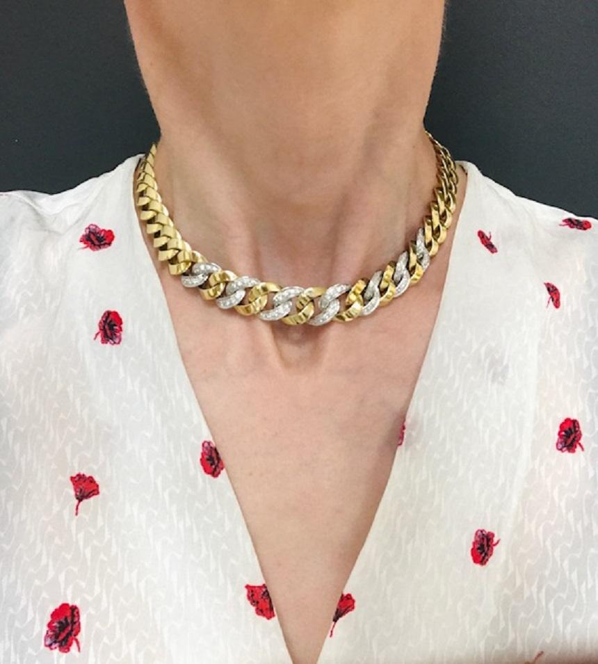Una spettacolare collana di diamanti Pomellato, realizzata in oro 18 carati con design a ricciolo. I diamanti sono incastonati nell'oro bianco delle metà di quattordici maglie in oro giallo. Questa disposizione intricata crea un bellissimo disegno.