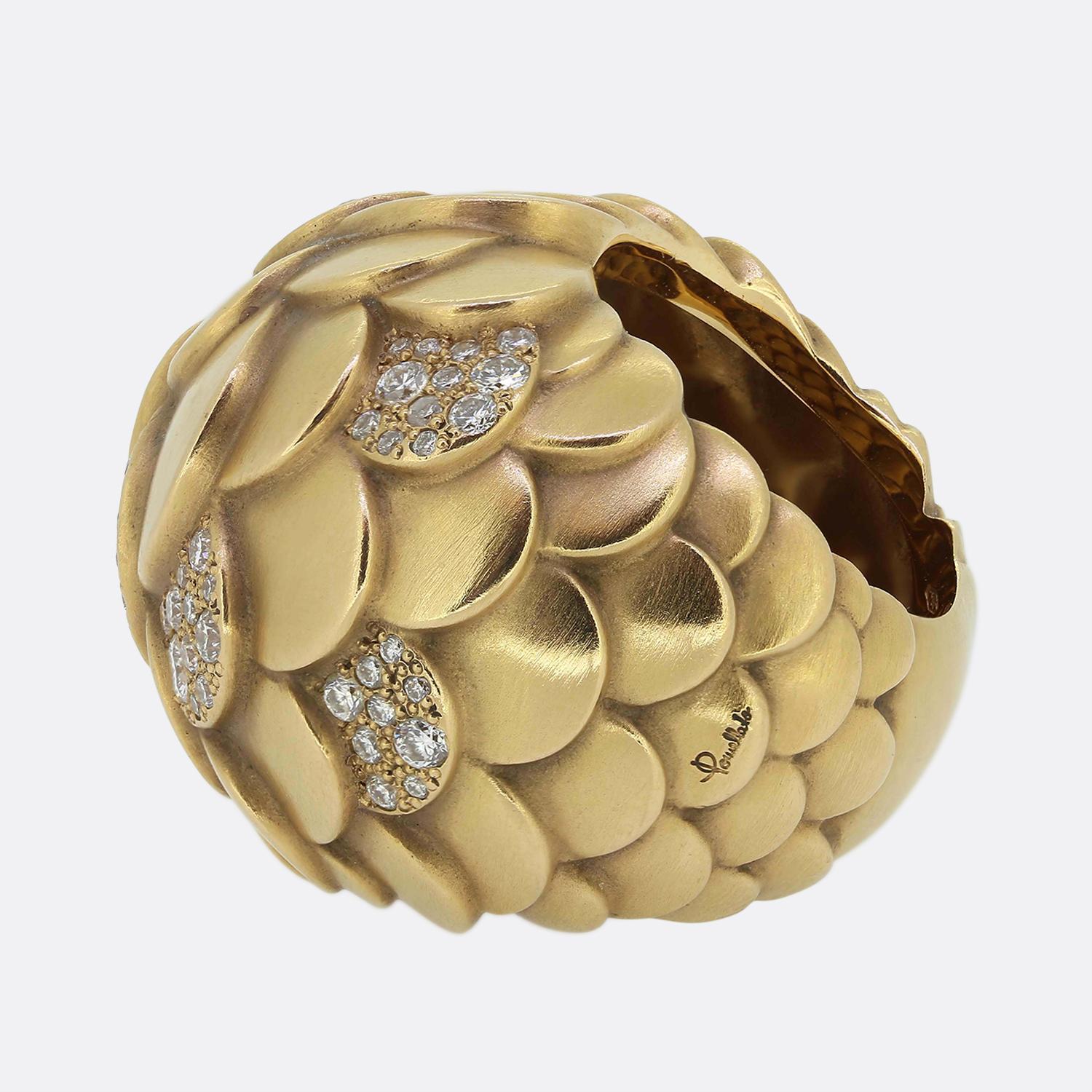 Se trata de un gran anillo de cóctel del diseñador de joyas de lujo Pomellato. El anillo forma parte de la colección Sirène y se inspira en las criaturas del mar. Esta sustanciosa pieza ha sido elaborada en oro rosa de 18 ct en estilo bombe con un