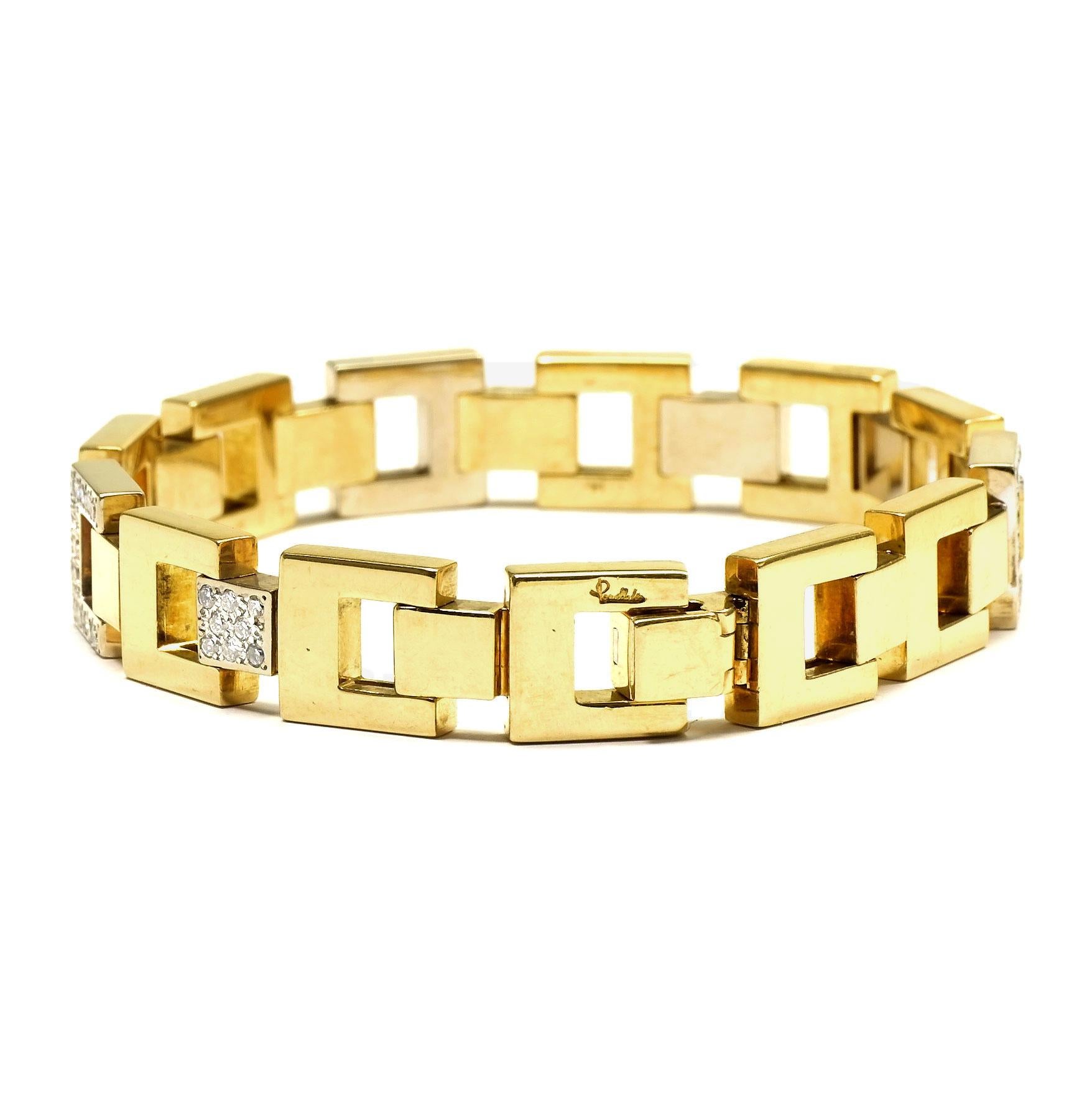 Pomellato diamond square link Bracelet in 18 K yellow and white gold

Timeless design and perfect craftsmanship characterize the Italian luxury label Pomellato.
This decorative bracelet is made of square links in solid gold. Six of them in white