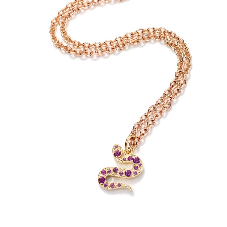 Pendente SERPENT YOU TEMPT ME in oro giallo 18kt e ametiste 
PRONTO PER LA SPEDIZIONE
*La spedizione di questo pezzo non è influenzata dal COVID-19. Ordini benvenuti!
Il cordoncino nero è incluso, ma se vuoi la catena in oro 18k costa 550€ in più,