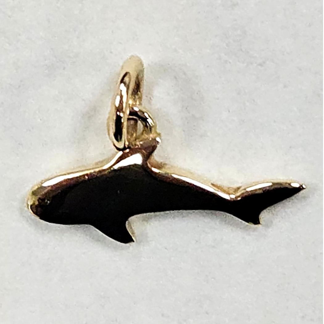 Ciondolo Squalo Dodo di Pomellato in oro giallo 18 carati - Raro design italiano

Raro reperto dell'iconica collezione Dodo by Pomellato, questo autentico ciondolo a forma di squalo è realizzato in ricco oro giallo 18 carati - una variante poco