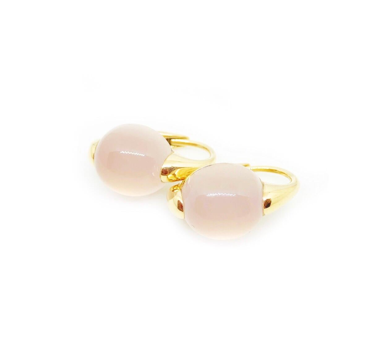 The pearly allure of its opalescent colours and soft curves, makes Luna reminiscent of the moon.
EARRINGS IN ROSE GOLD WITH MILKY PINK QUARTZ
Perfect Condition Box Included. 