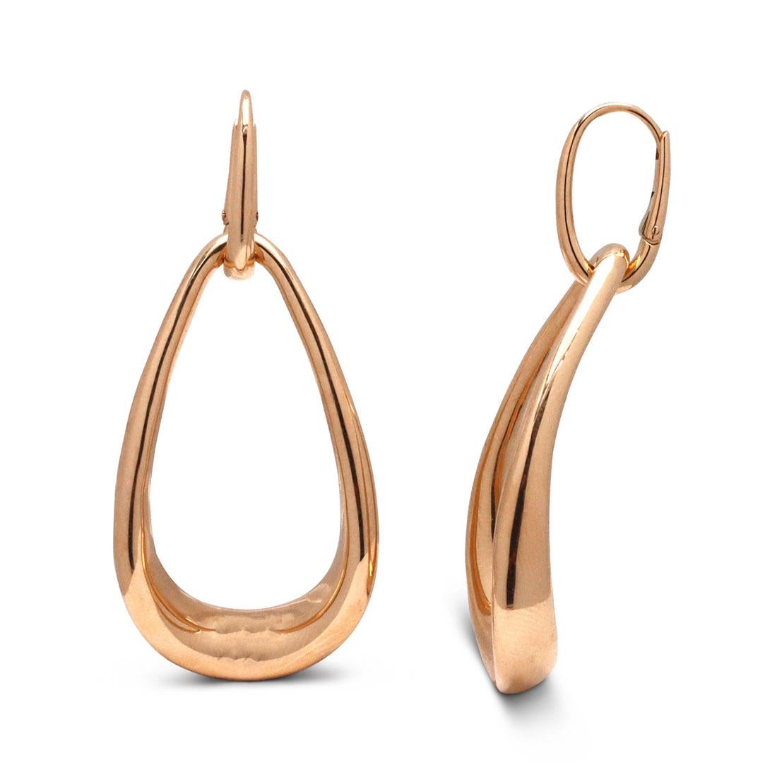 Authentic Pomellato 'Fantina' earrings crafted in high-polished 18 karat rose gold. Inspired by Pomellato's equestrian origins, the chic, organic shape of these earrings is a new twist on an old classic. The earrings measure 54mm in length and 24.1