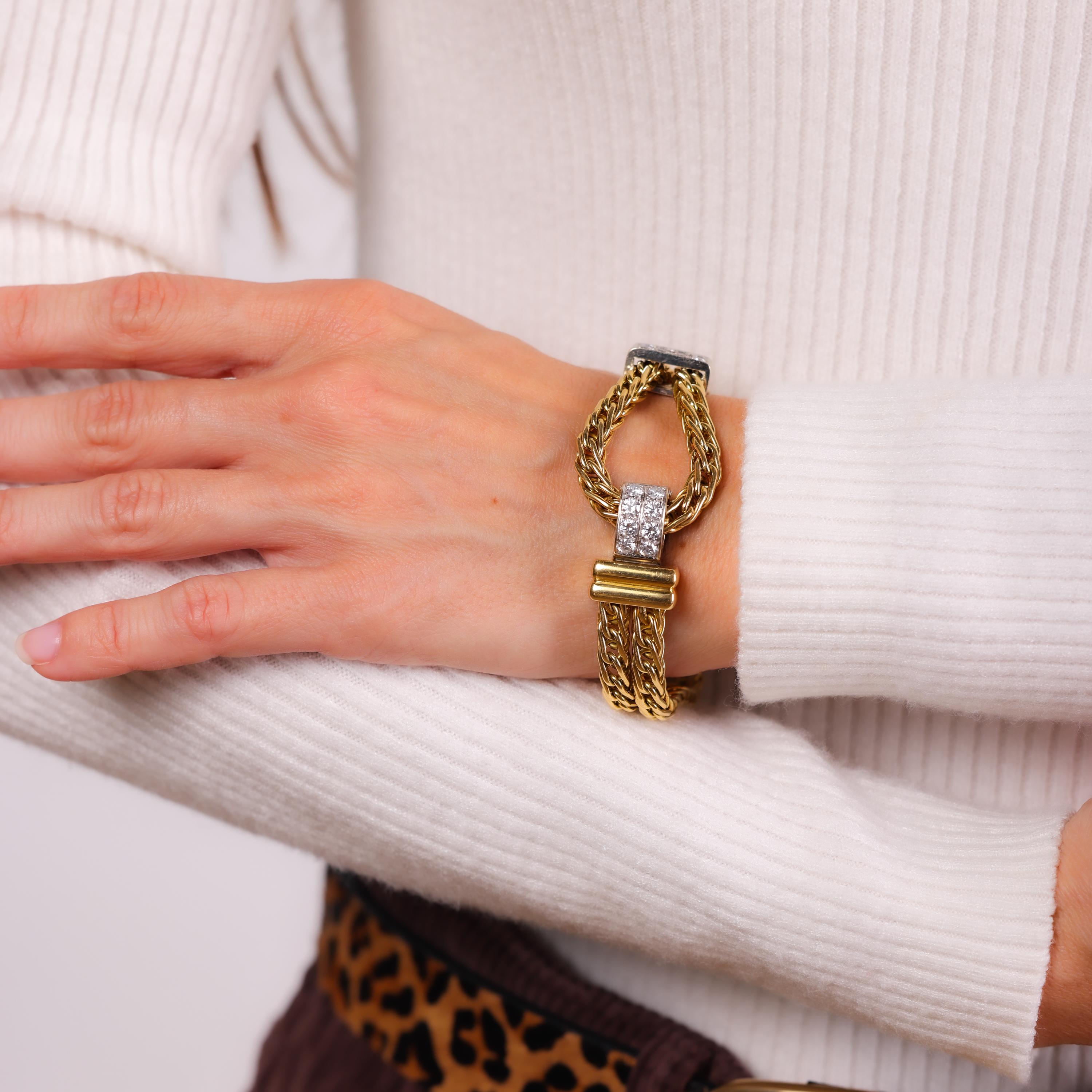 Dieses Pomellato-Seilarmband im Vintage-Stil kombiniert luxuriöses 18-karätiges Gelb- und Weißgold mit 1,60 Karat schillernden Diamanten und ist ein Beispiel für exquisite Handwerkskunst und zeitlose Eleganz aus den 1980er Jahren.

Marke: