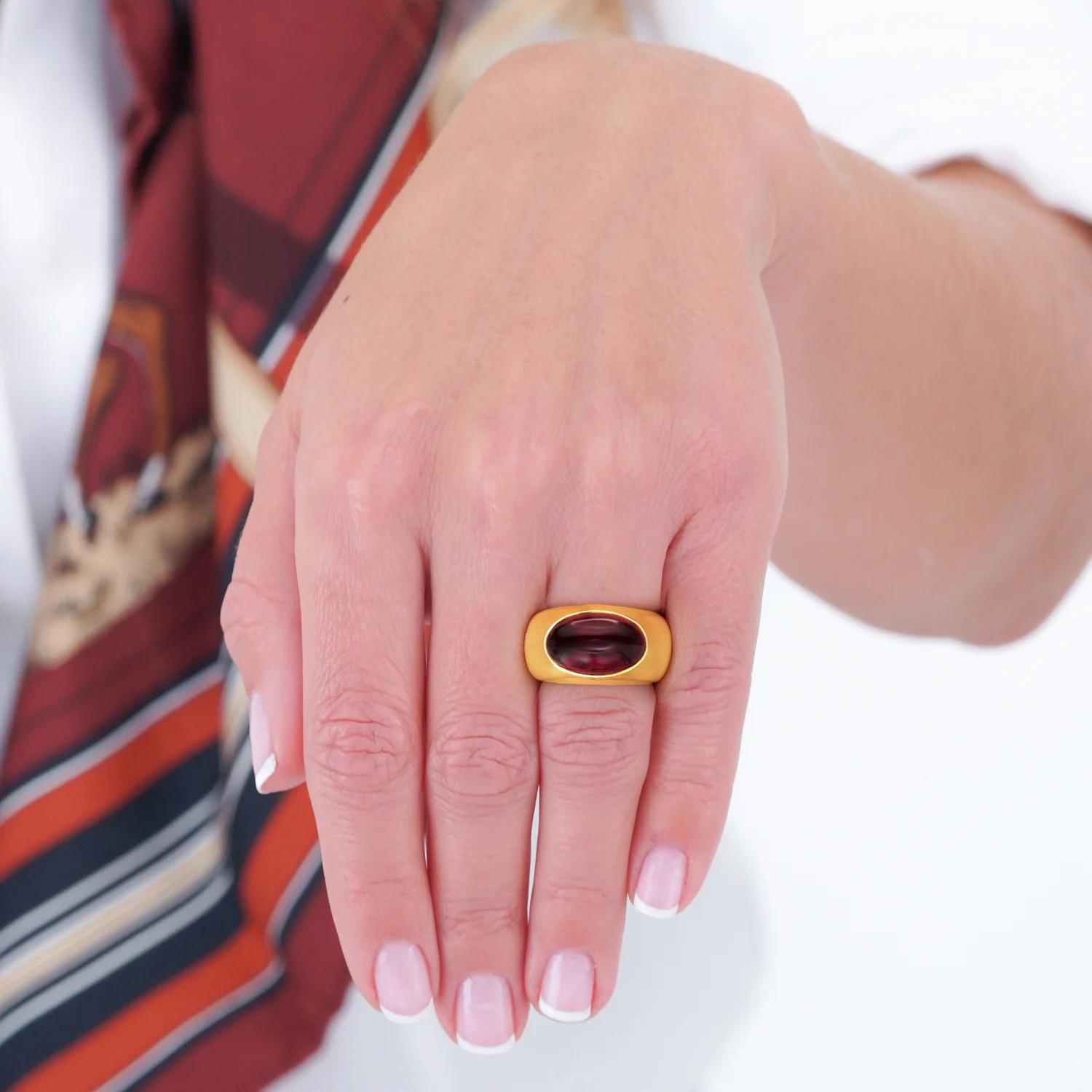 Pomellato Garnet Ring 18k In Excellent Condition For Sale In Litchfield, CT