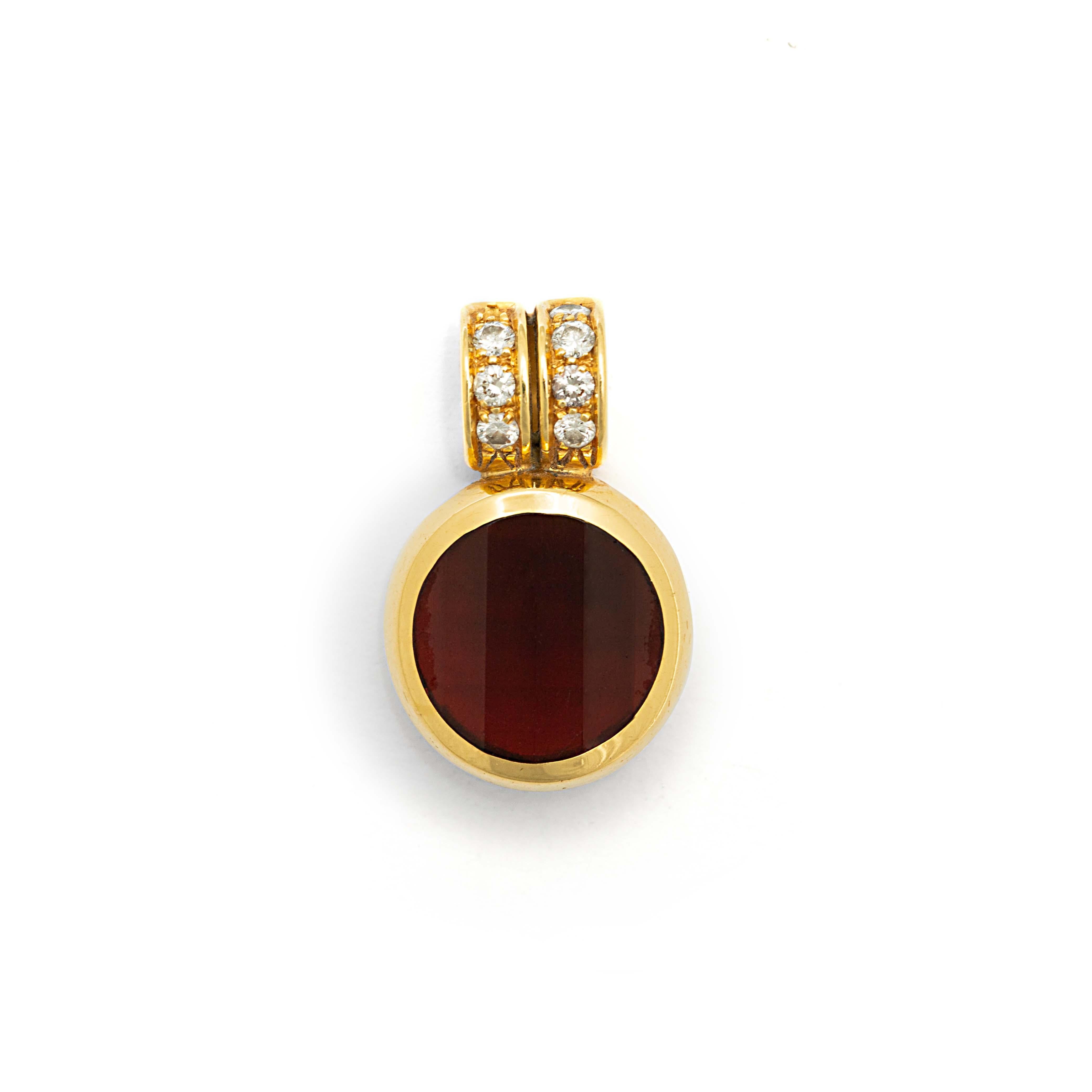 Pomellato. 18K yellow gold 750‰ pendant holding a faceted garnet set with round-cut diamonds. Signed Pomellato.
Wear consistent with age and use, chips. Height: 2.10 cm. Gross weight: 8.77 g.