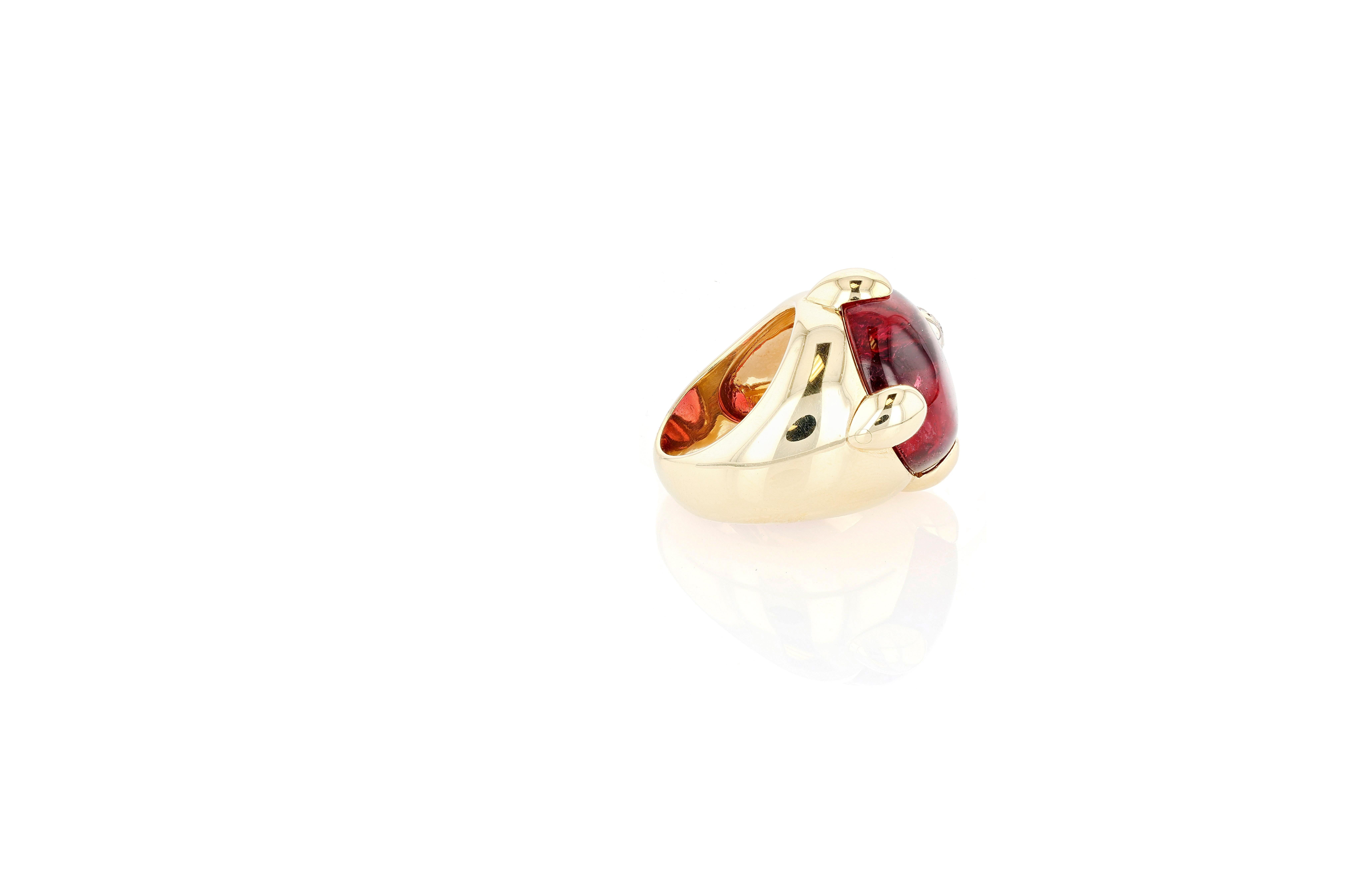 Pomellato Gold, Pink Tourmaline, and Diamond Griffe Ring Cabujón en venta