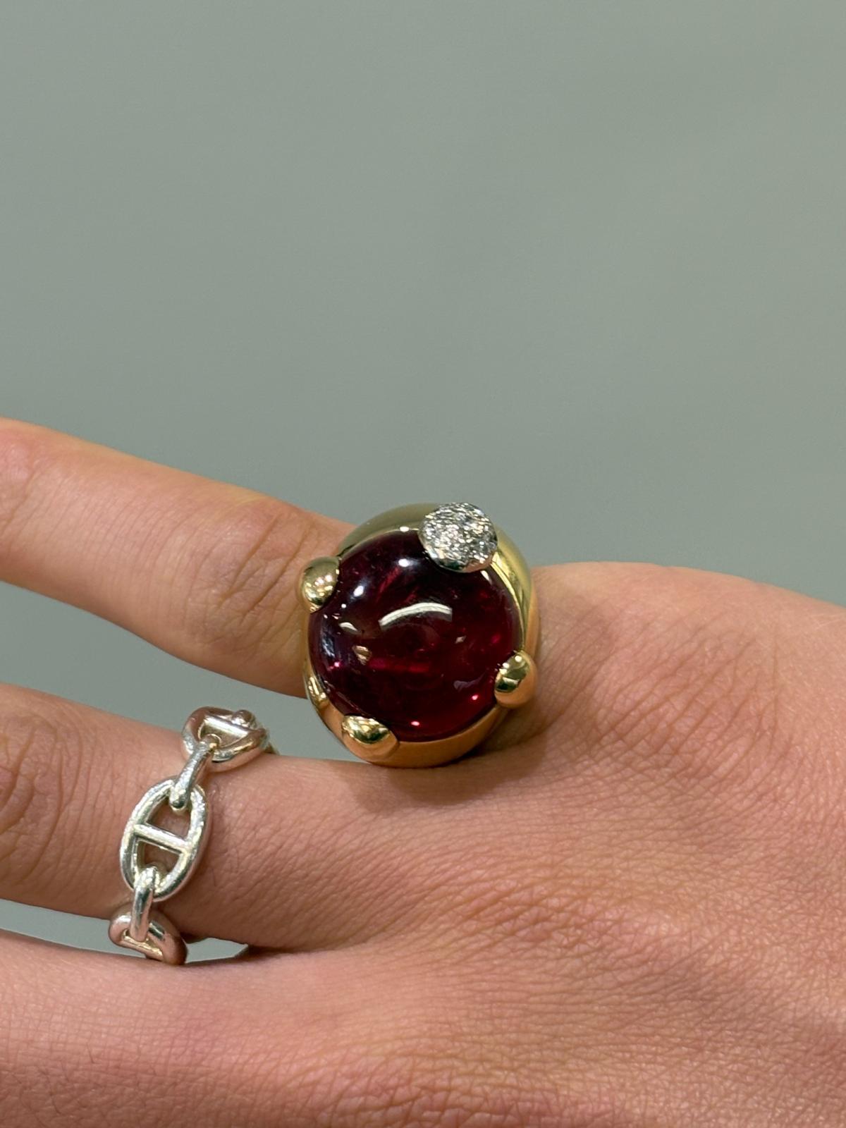 Pomellato Gold, Pink Tourmaline, and Diamond Griffe Ring en Bueno estado para la venta en Princeton, NJ