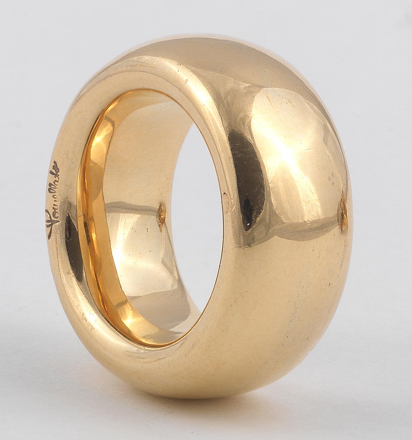 Mit klassischem Band-Design, 18kt Gelbgold 
Unterzeichnet Pomellato
Gewicht: 17,4 g
Die Größe ist 5 3/4 
Breit ist 11mm