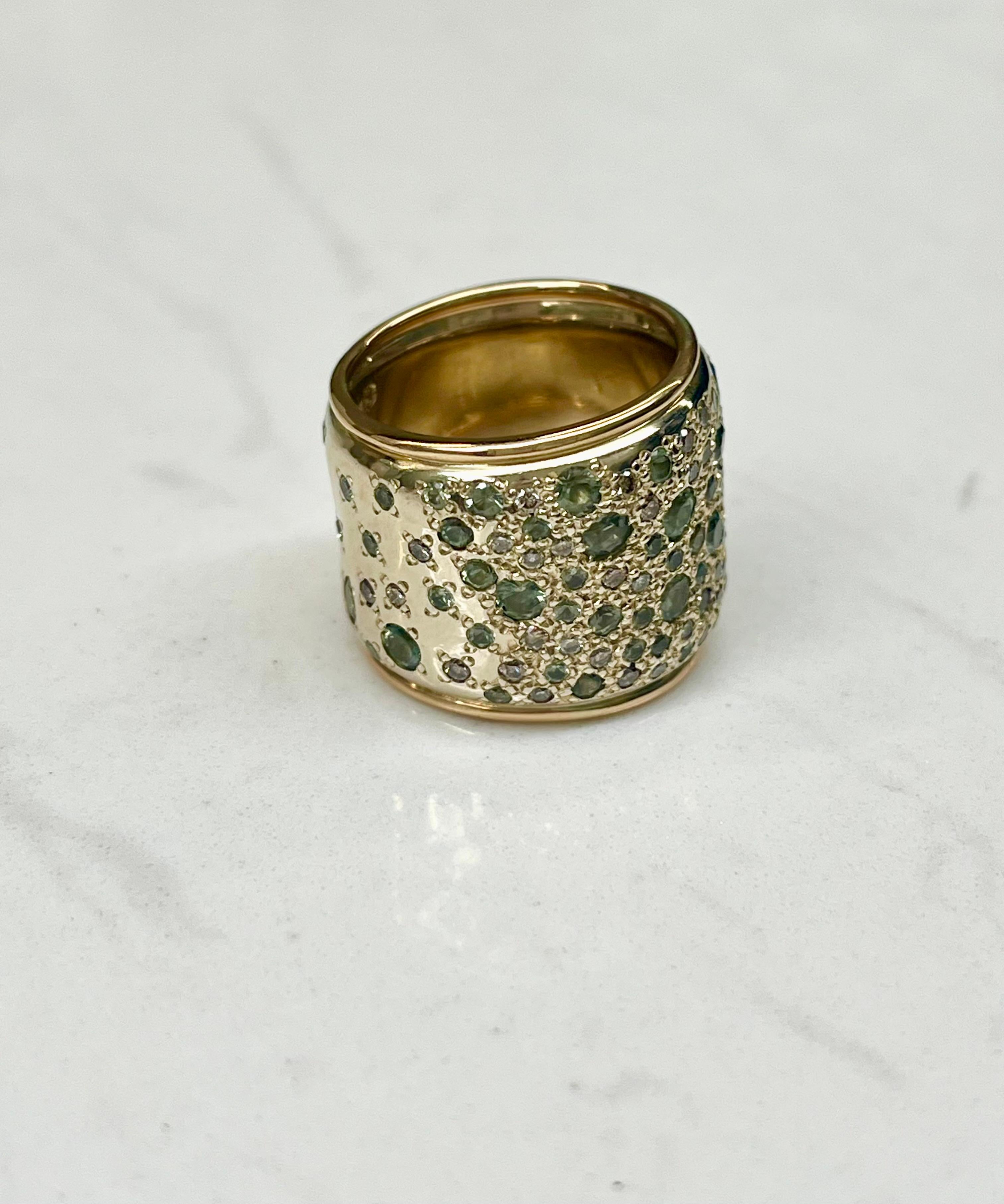 Pomellato breiter Bandring mit grünem Saphir und Diamant 18KYG Damen im Angebot