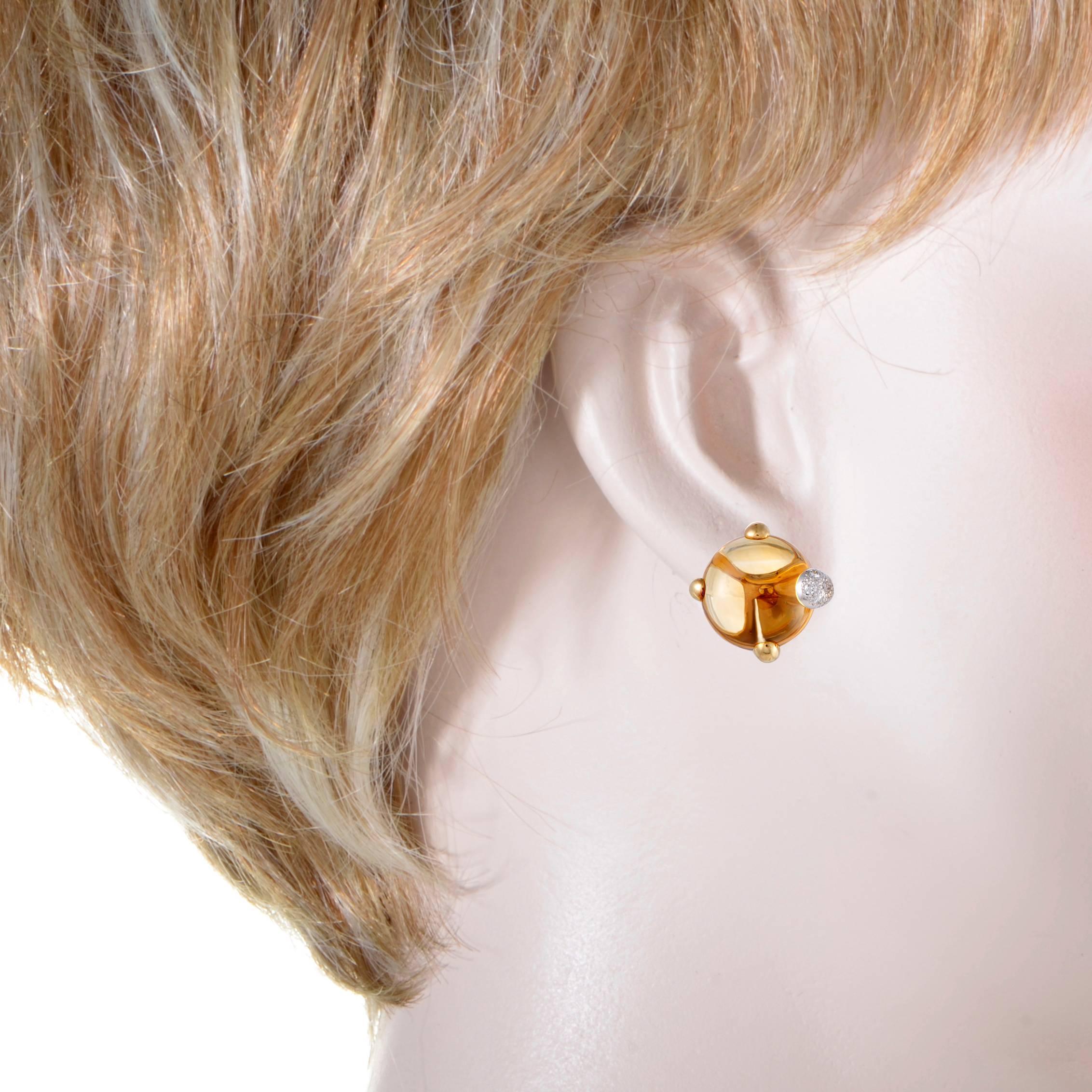 Presented within the intriguing “Griffe” collection by Pomellato, these exquisite earrings offer a look that is both fascinatingly offbeat and incredibly stylish. The pair is made of 18K yellow and white gold and set with citrines and 0.25 carats of