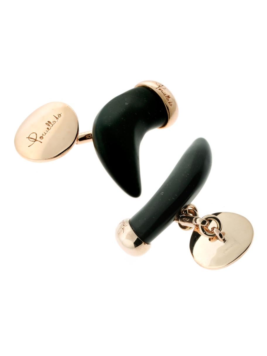 L'accessoire parfait, les boutons de manchette Pomellato en or rose 9k chaud, et en jais noir.

Prix de détail : 3090

Numéro d'inventaire : 0000319