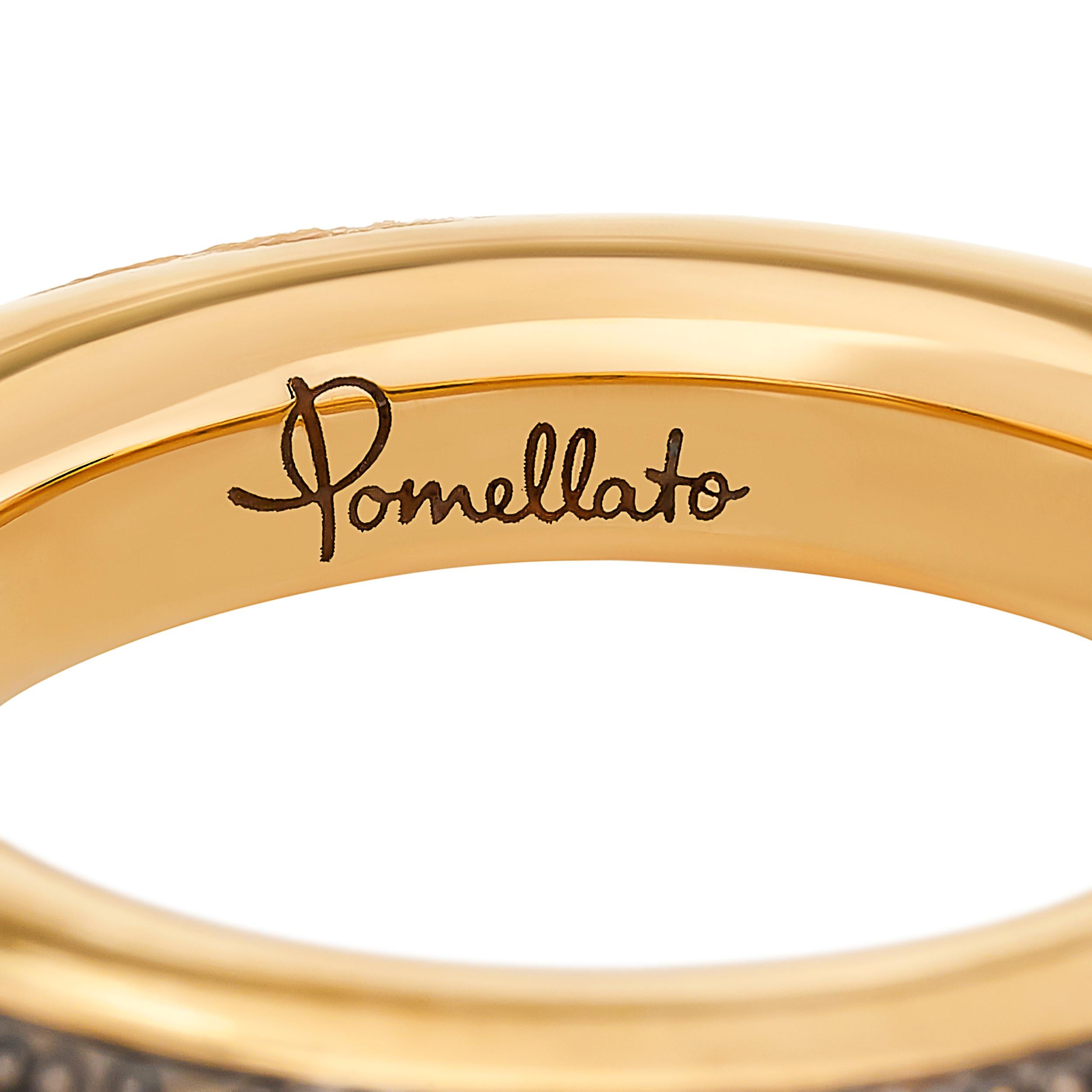 Collection'S: Pomellato Iconica
Materiale: Oro giallo 18kt
Pietre preziose: Diamanti marroni
Peso totale dei carati (tcw): 1,00 ctw
Peso: 4,40 dwt (pennyweights)
Dimensioni: Taglia europea 52
Design/One: Presenta una fila di diamanti marroni a