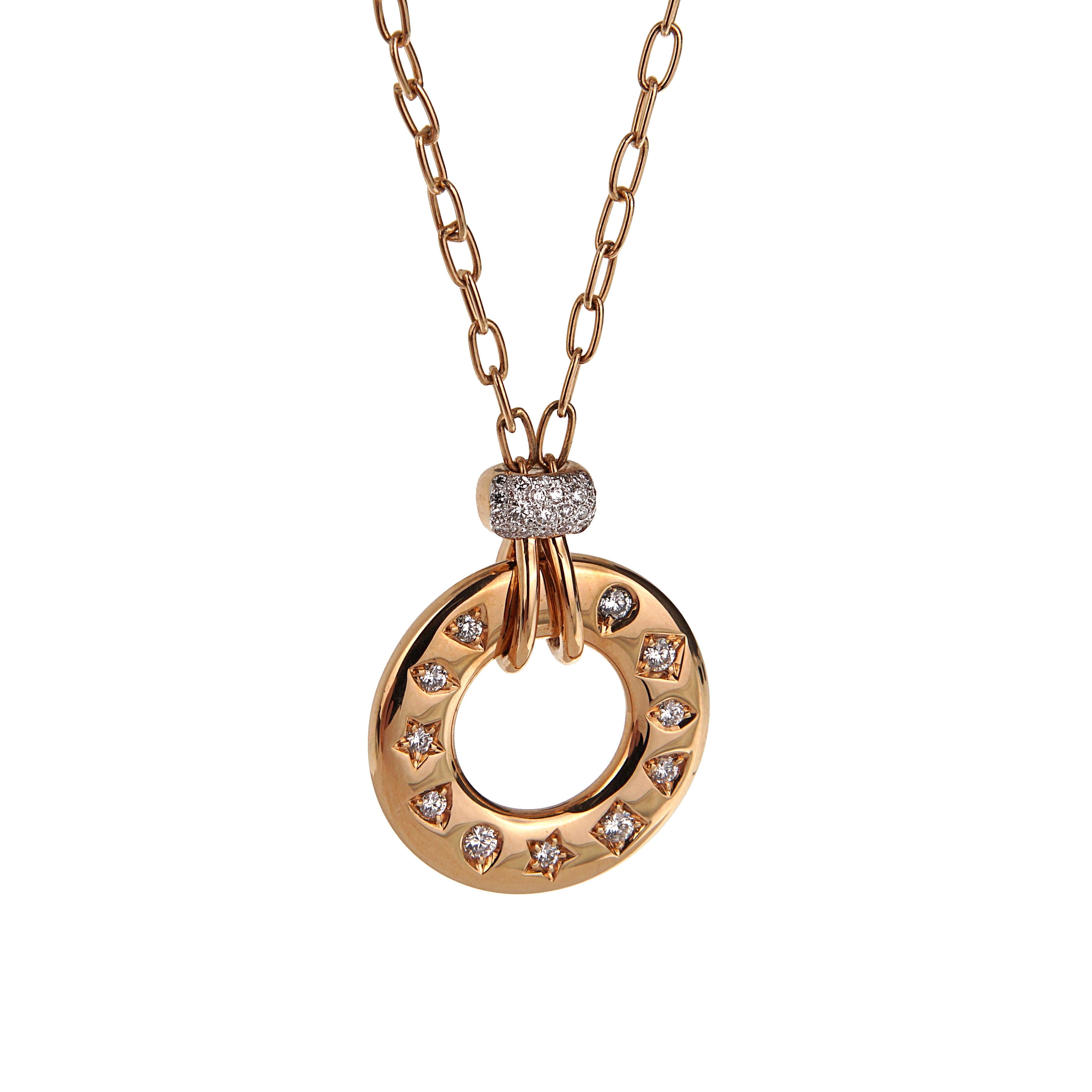 Un'ode alla sicurezza e alla meticolosità dei dettagli, la collana con diamante iconica è una brillante espressione dell'identità distintiva di Pomellato: audace, sensuale e innegabilmente chic.

La collana può essere indossata a 15 3/4