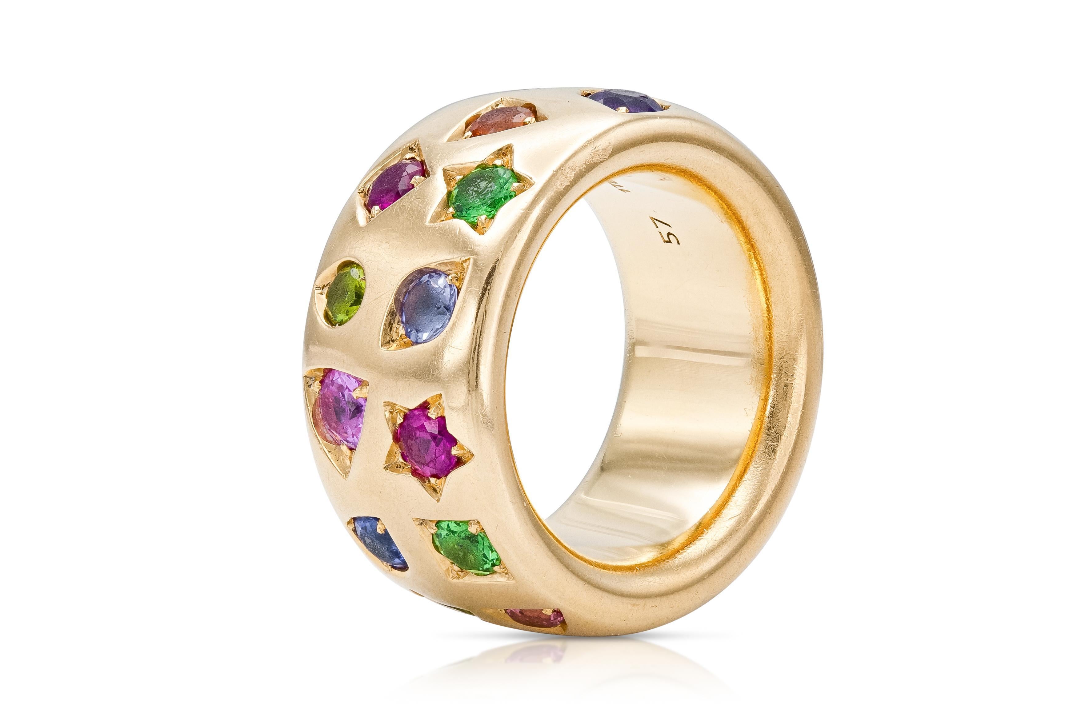 Finemente realizzato in oro rosa 18 carati con multi gemme.
Firmato da Pomellato
Taglia 57 (US 8)