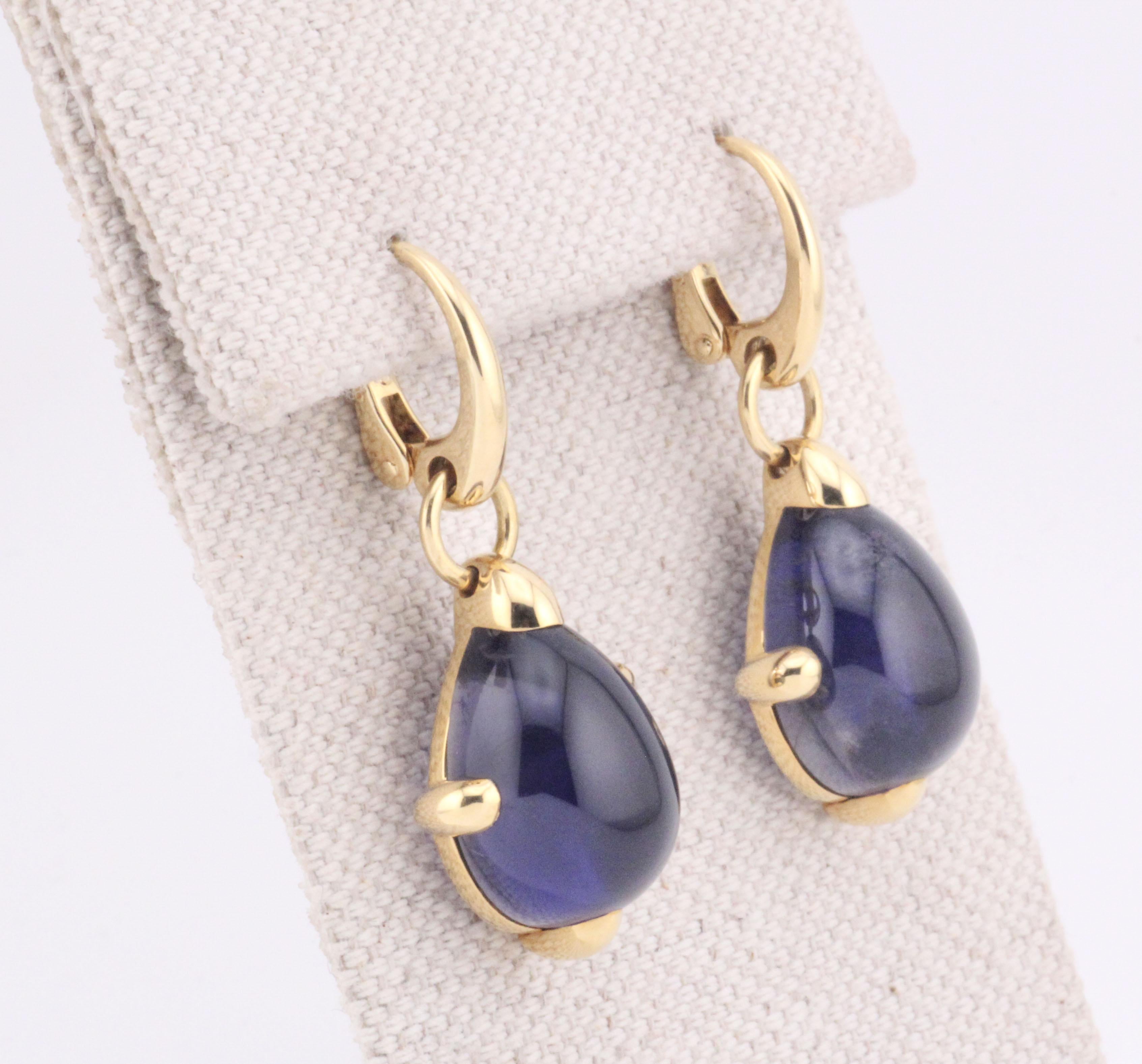 Eleganti e moderni, questi orecchini pendenti di Pomellato mostrano il caratteristico gioco di colori e forme della casa. 

Realizzato in oro giallo 18 carati, il design è caratterizzato da luminose gemme di iolite, apprezzate per le loro ricche e