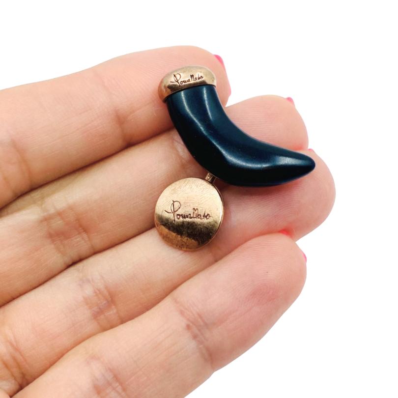 The Pomellato Jet Horn Rose Gold Cufflinks are a sophisticated accessory combining luxurious materials and elegant design.
Crafted from black jet and smooth 9K rose gold.
Features a classic horn shape with a rose gold top engraved with the Pomellato